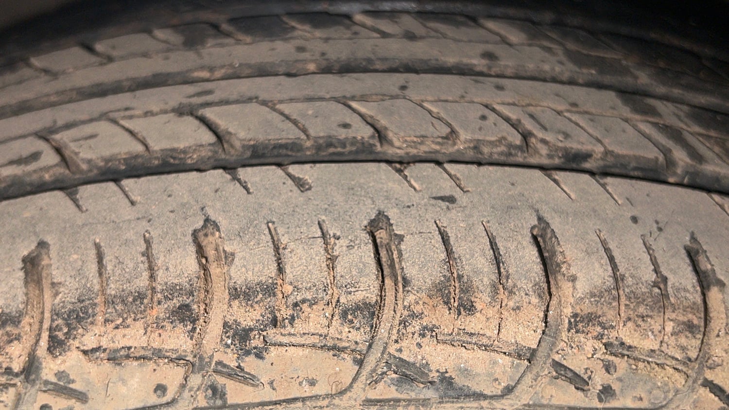 Used 2018 Maruti Suzuki Baleno Delta 1.2 Petrol Manual tyres LEFT FRONT TYRE TREAD VIEW