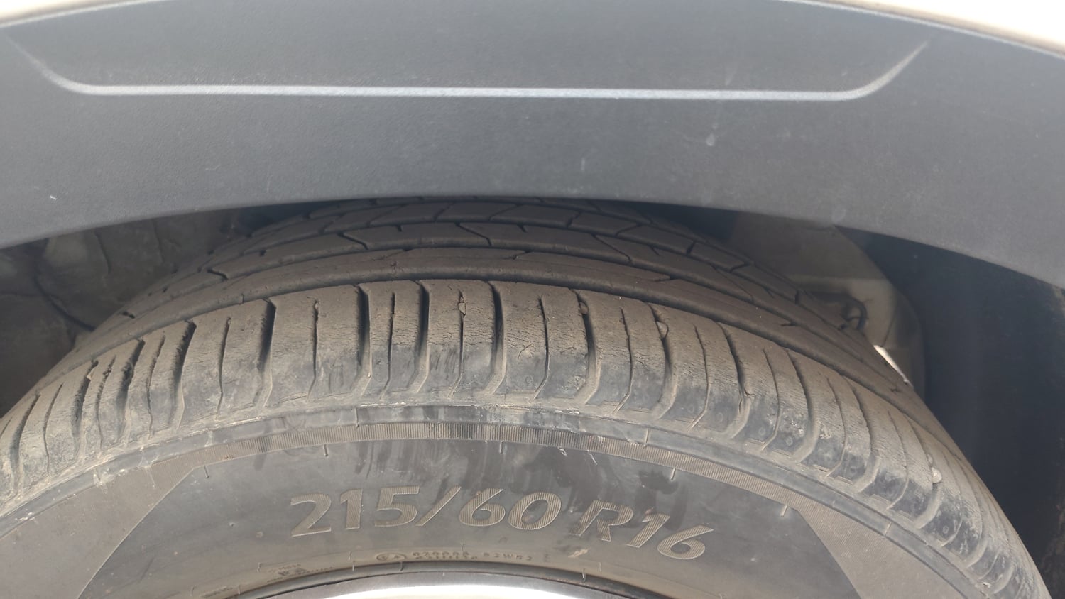 Used 2023 Hyundai Venue S (O) 1.0 Turbo DCT Petrol Automatic tyres LEFT REAR TYRE TREAD VIEW