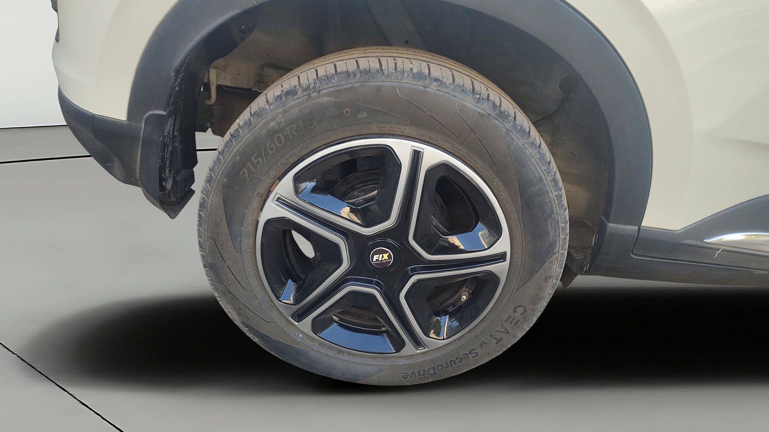 Used 2023 Hyundai Venue S (O) 1.0 Turbo DCT Petrol Automatic tyres RIGHT REAR TYRE RIM VIEW