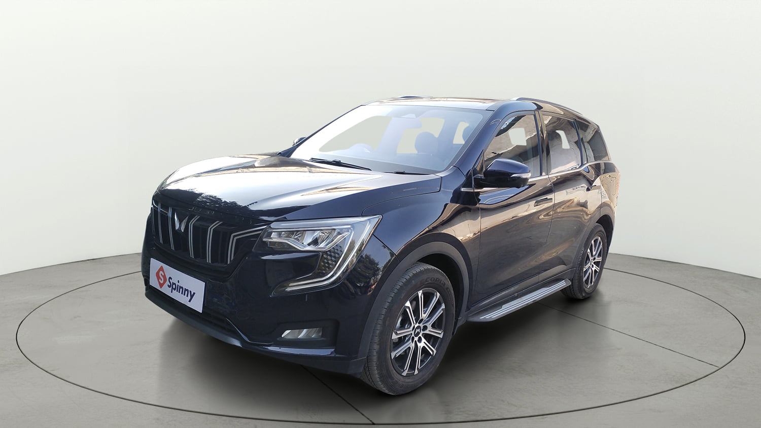 Used 2025 Mahindra XUV700 AX7 Luxury Pack Petrol AT 7 STR Petrol Automatic exterior LEFT FRONT CORNER VIEW