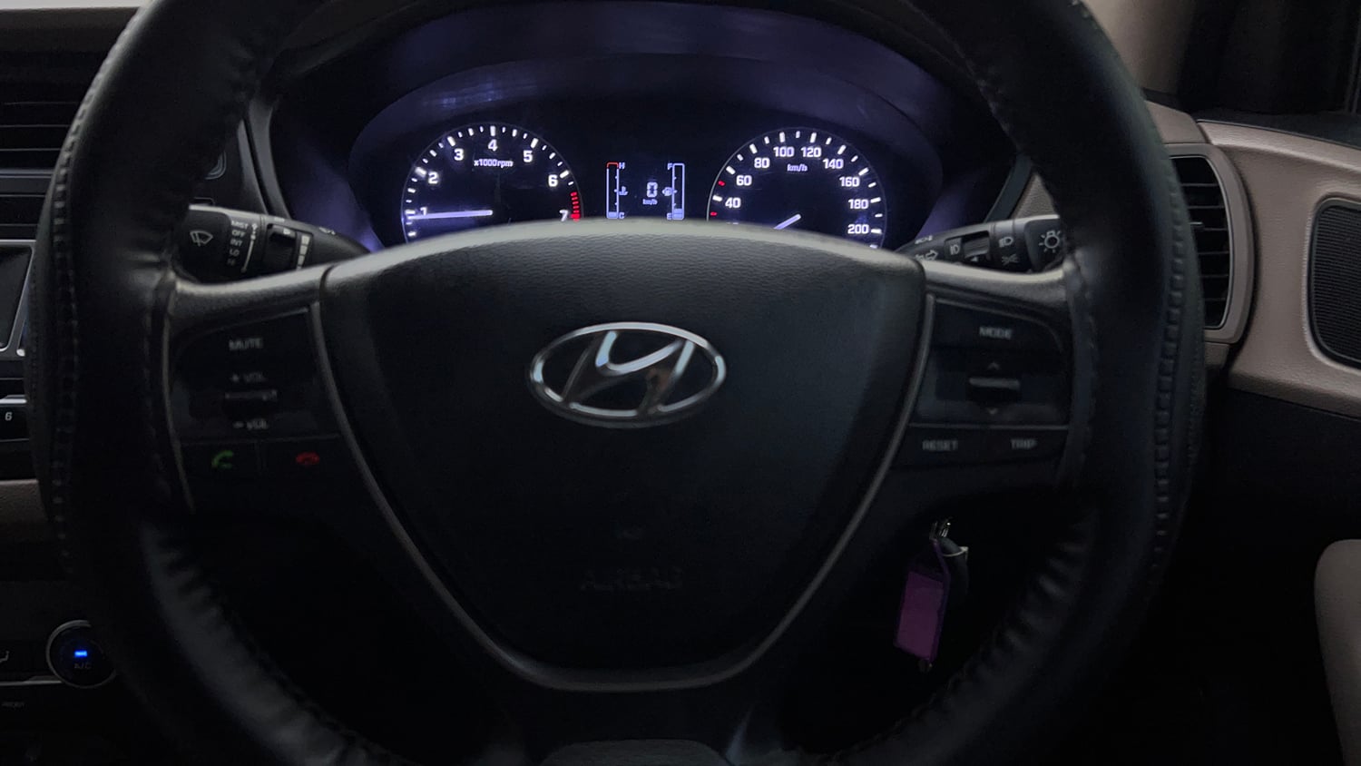 Used 2016 Hyundai Elite i20 Sportz 1.2 Petrol Manual top_features Airbags