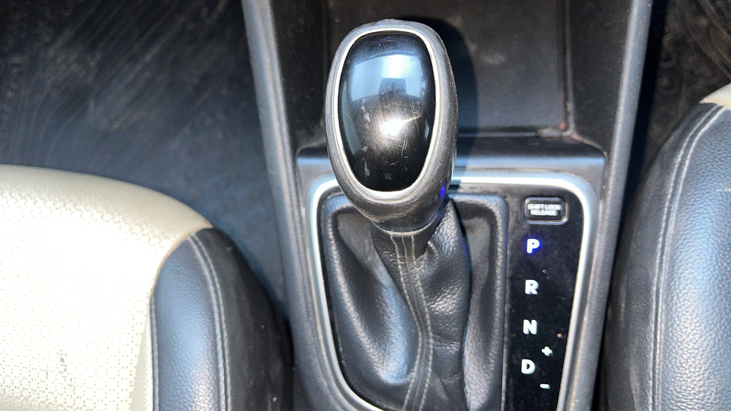 Used 2018 Hyundai Verna SX (O) 1.6 VTVT AT Petrol Automatic interior GEAR  KNOB VIEW