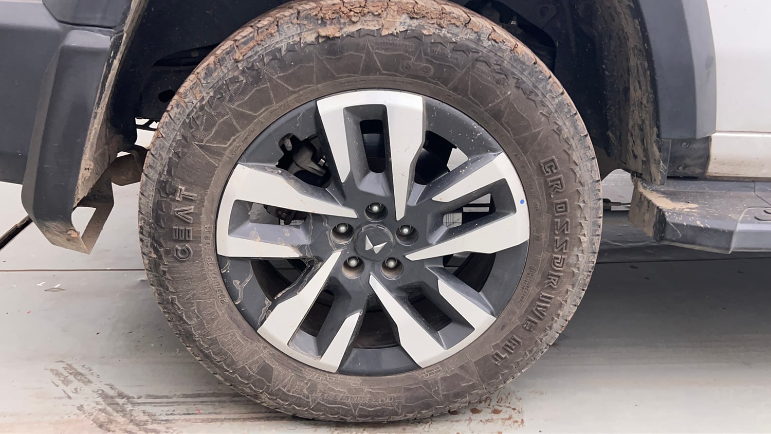 Used 2025 Mahindra Thar Roxx AX7 L Diesel AT 4WD Diesel Automatic tyres RIGHT REAR TYRE RIM VIEW