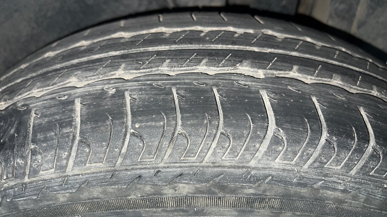 Used 2016 Maruti Suzuki Swift VXI (O) Petrol Manual tyres LEFT REAR TYRE TREAD VIEW