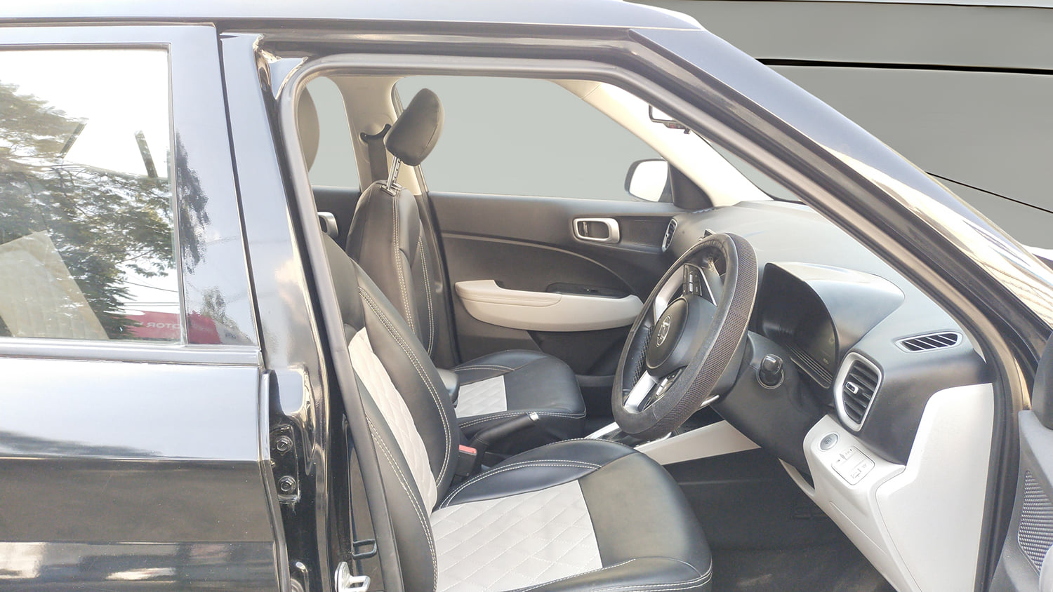 Used 2023 Hyundai Venue SX (O) 1.0 Turbo DCT Petrol Automatic interior RIGHT SIDE FRONT DOOR CABIN VIEW