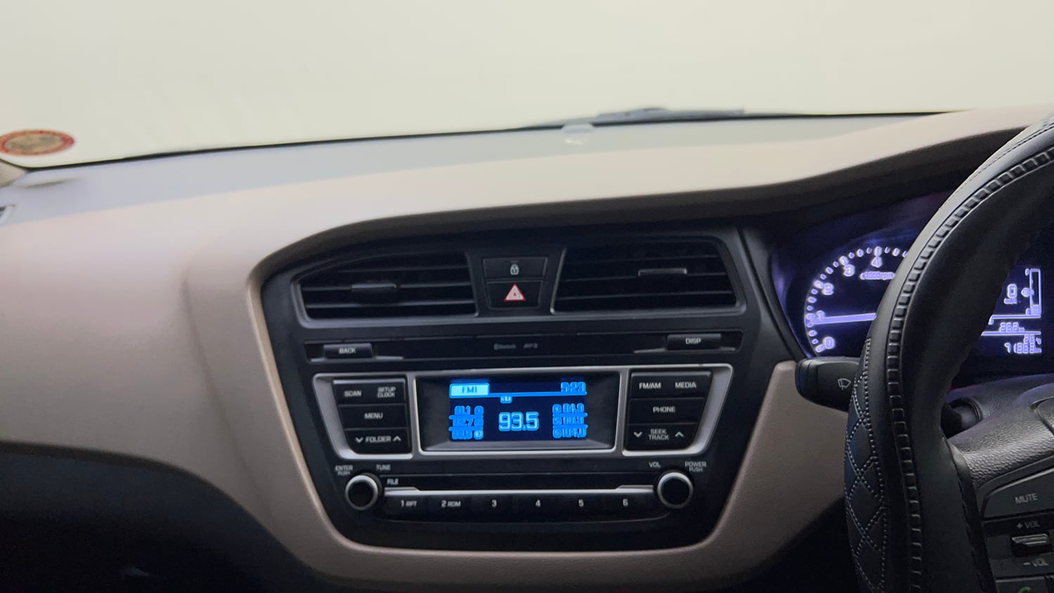 Used 2016 Hyundai Elite i20 Sportz 1.2 Petrol Manual top_features Integrated (in-dash) music system