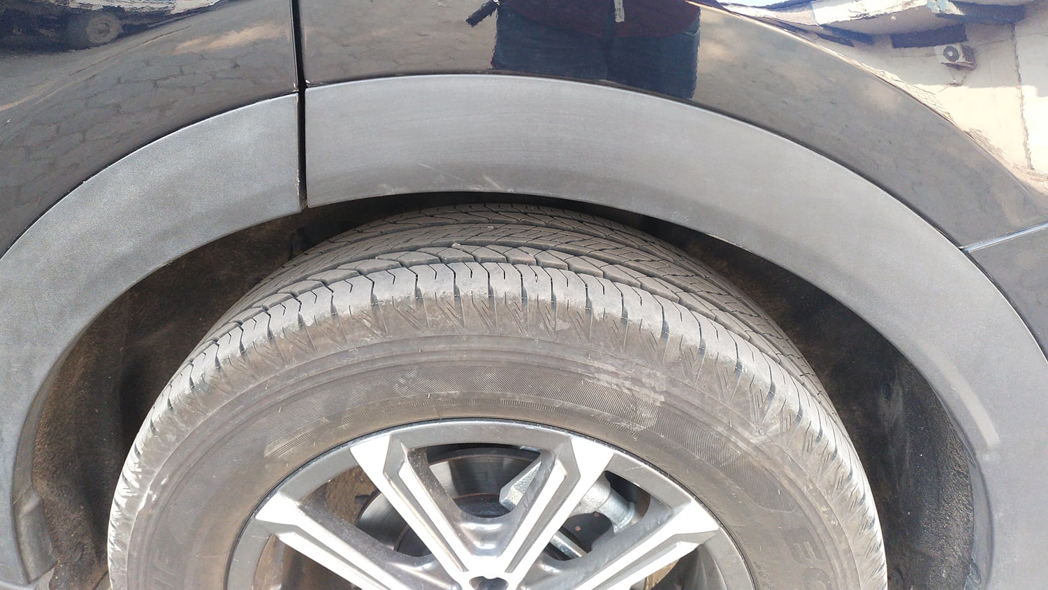 Used 2025 Mahindra XUV700 AX7 Luxury Pack Petrol AT 7 STR Petrol Automatic tyres LEFT REAR TYRE TREAD VIEW