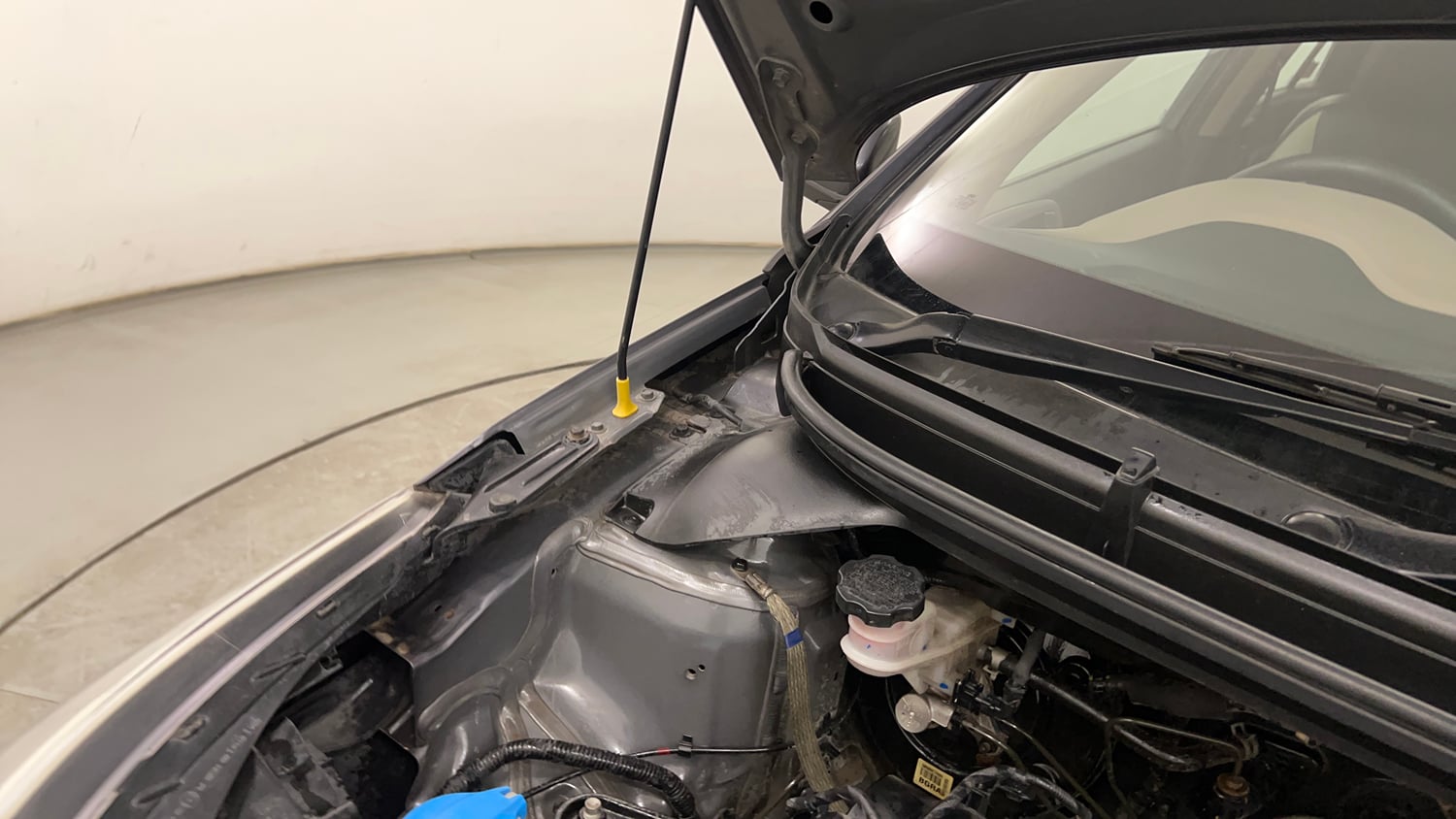 Used 2017 Hyundai Elite i20 Sportz 1.2 Petrol Manual engine ENGINE RIGHT SIDE HINGE & APRON VIEW