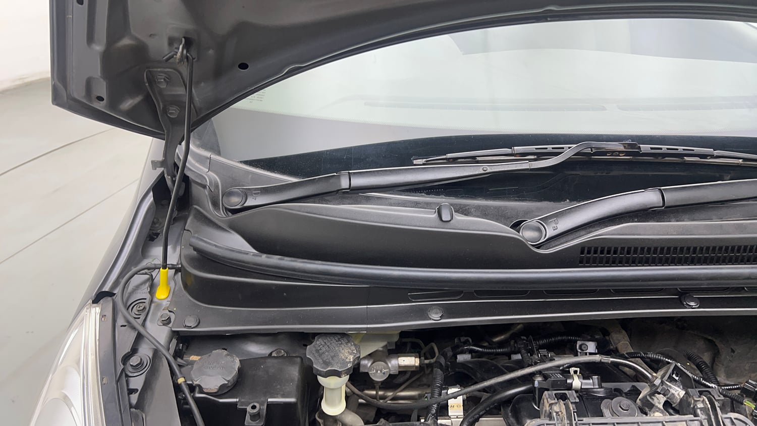Used 2015 Hyundai i10 Magna 1.1 iRDE2 Petrol Manual engine ENGINE RIGHT SIDE HINGE & APRON VIEW