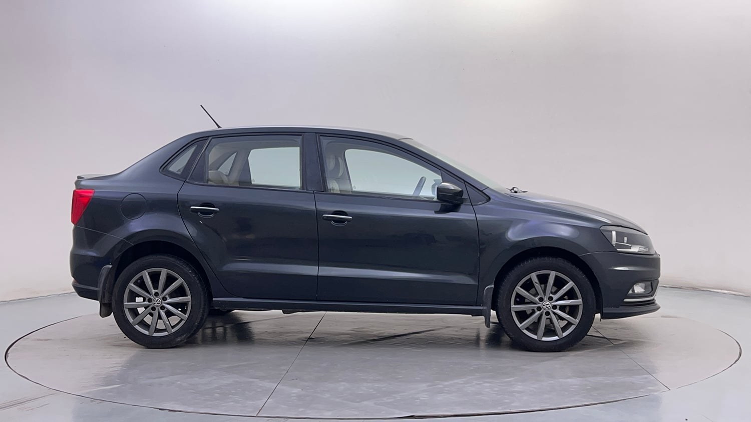 Used 2019 Volkswagen Ameo Highline Plus 1.5L (D) Diesel Manual exterior RIGHT SIDE VIEW