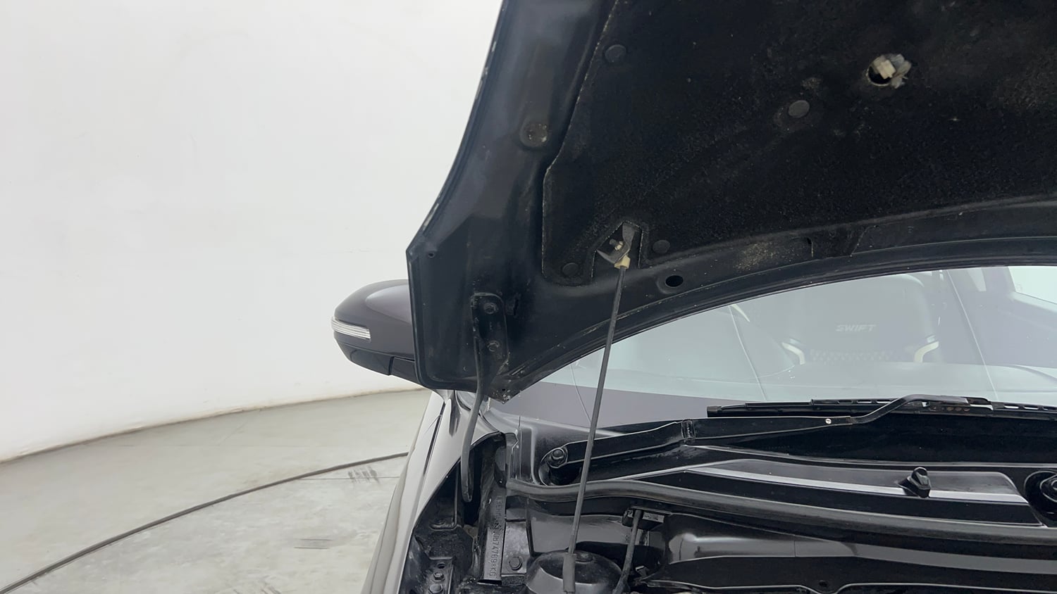 Used 2016 Maruti Suzuki Swift ZXi Petrol Manual engine ENGINE RIGHT SIDE HINGE & APRON VIEW