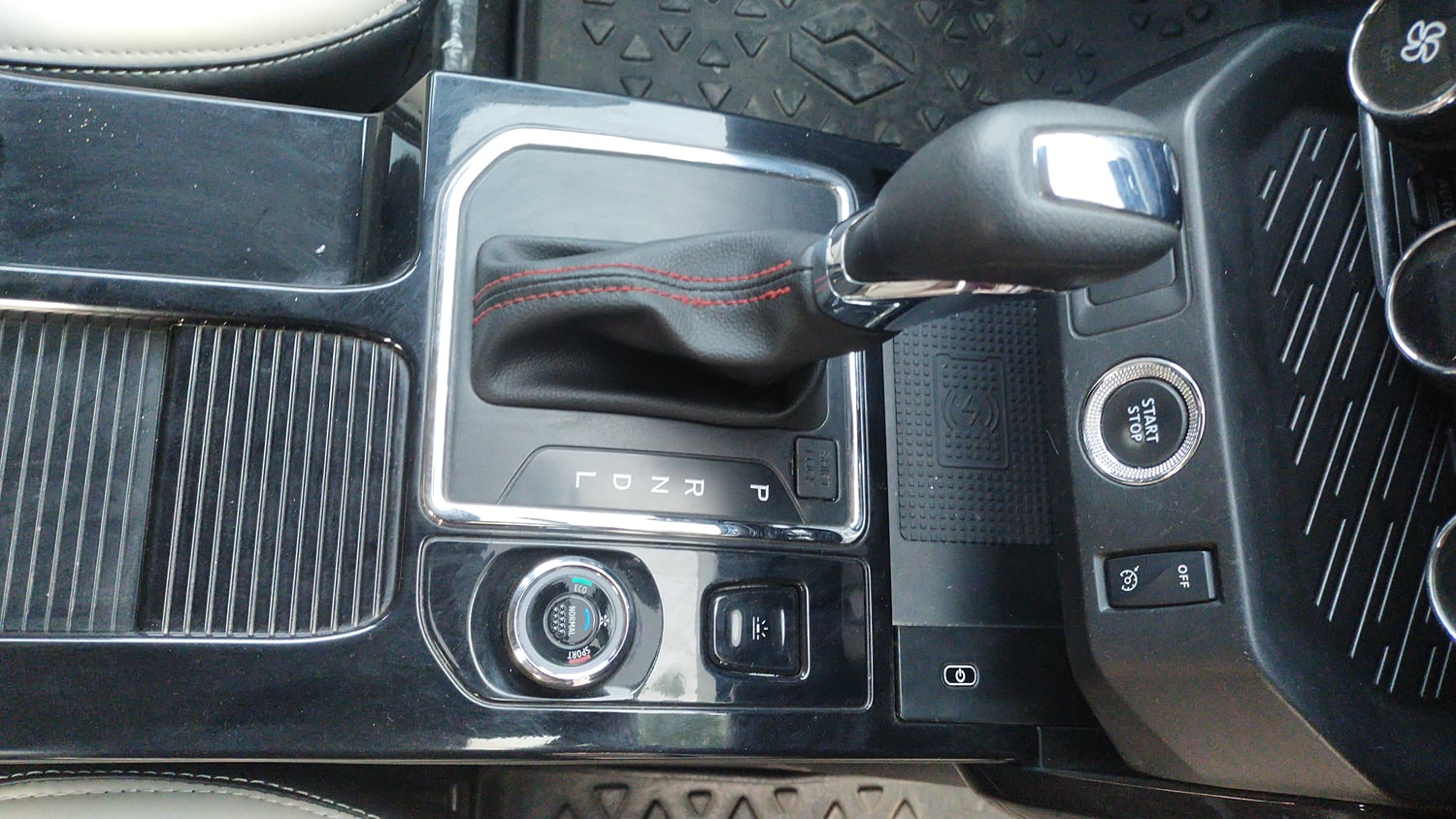 Used 2022 Renault Kiger RXZ Turbo CVT Dual Tone Petrol Automatic interior GEAR  KNOB VIEW