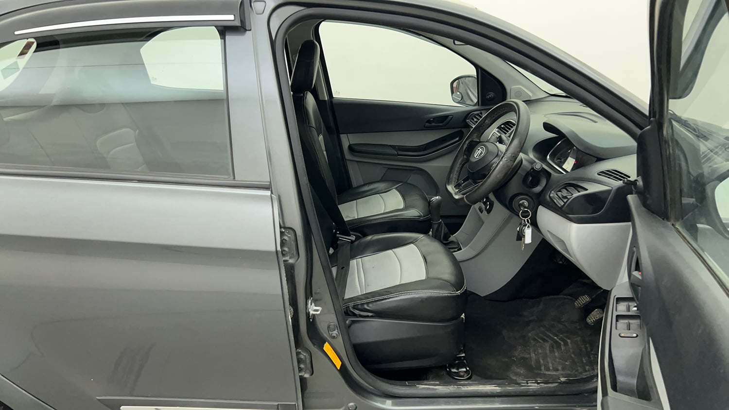 Used 2023 Tata Tiago XM CNG Cng Manual interior RIGHT SIDE FRONT DOOR CABIN VIEW