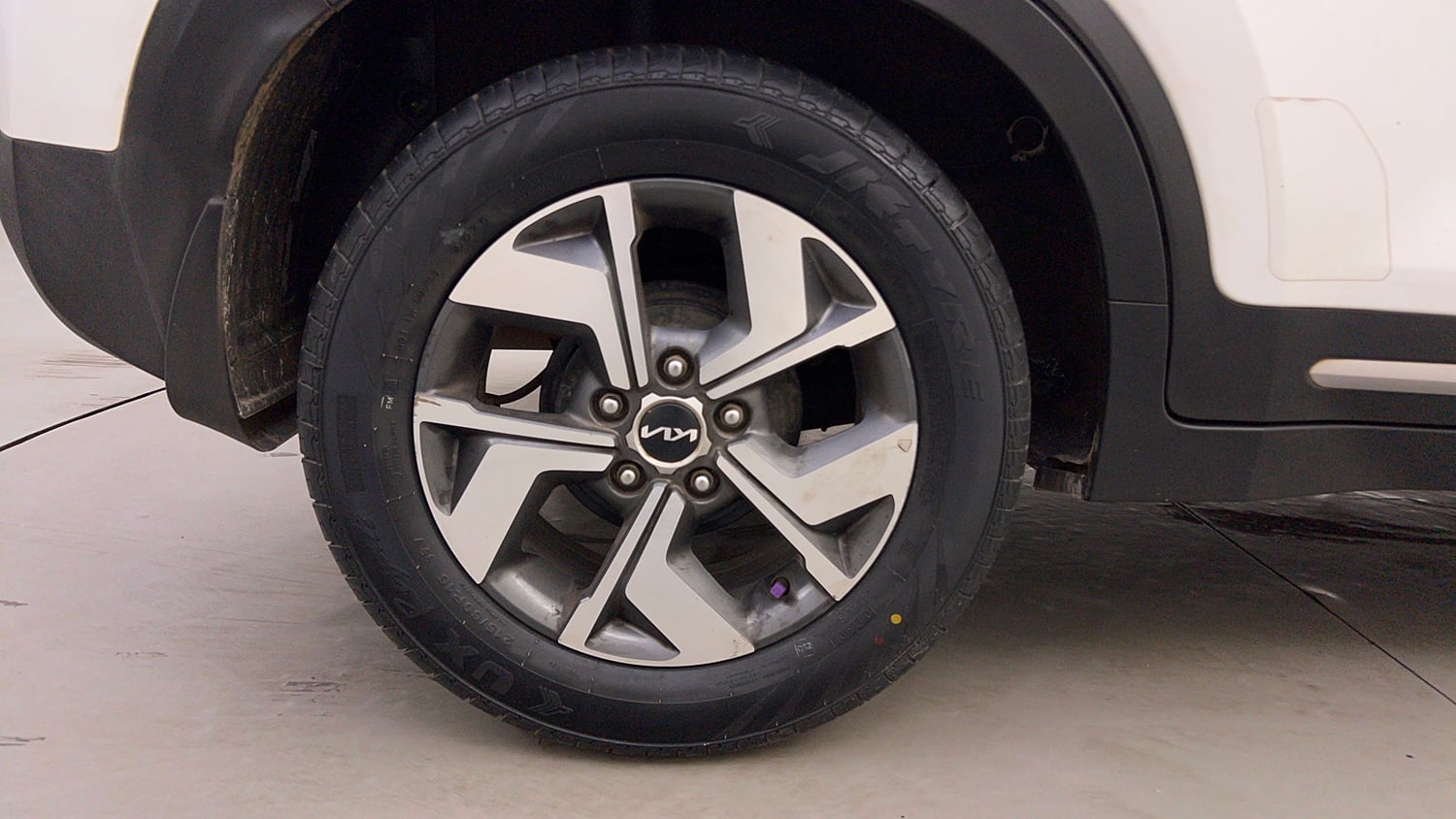 Used 2022 Kia Sonet HTX 1.5 AT Diesel Automatic tyres RIGHT REAR TYRE RIM VIEW