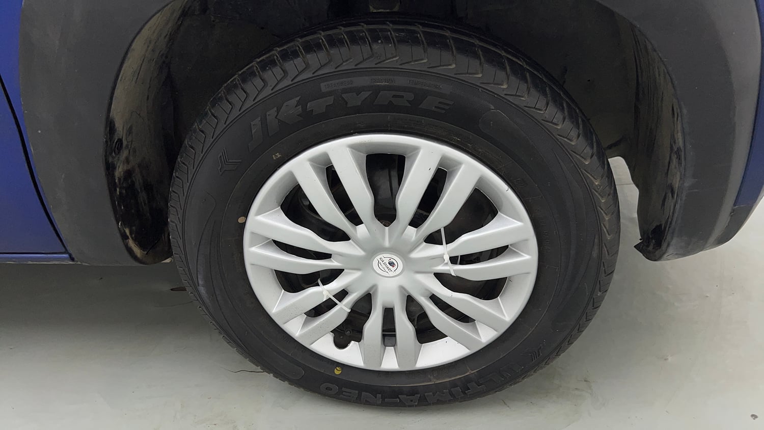 Used 2017 Renault Kwid CLIMBER 1.0 AMT Petrol Automatic tyres RIGHT FRONT TYRE RIM VIEW