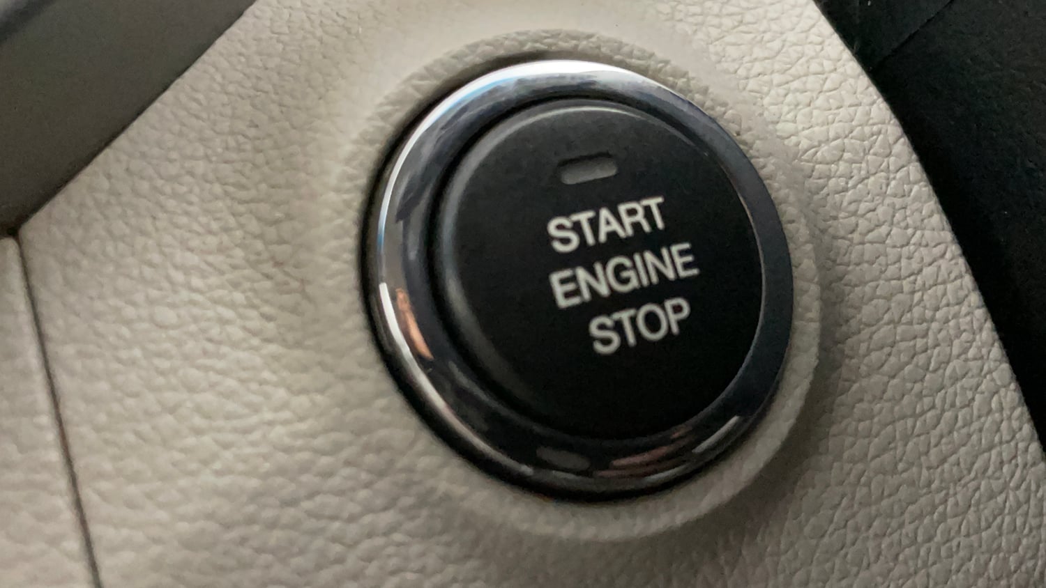 Used 2021 Mahindra XUV 300 W8 (O) 1.2 Petrol AMT Petrol Automatic top_features Keyless start