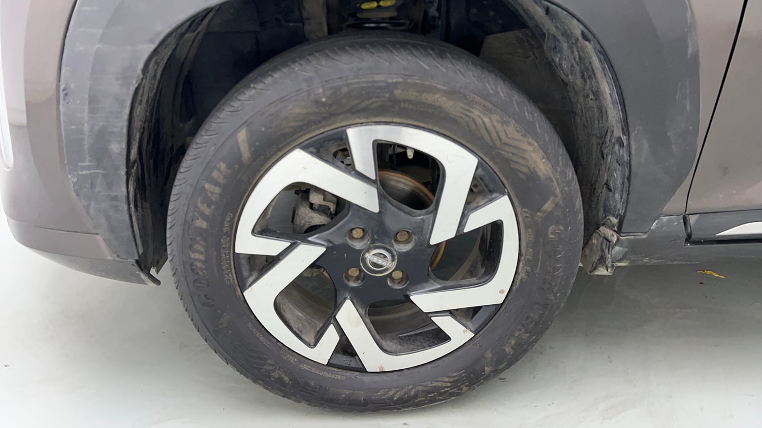 Used 2022 Nissan Magnite XV Petrol Manual tyres LEFT FRONT TYRE RIM VIEW