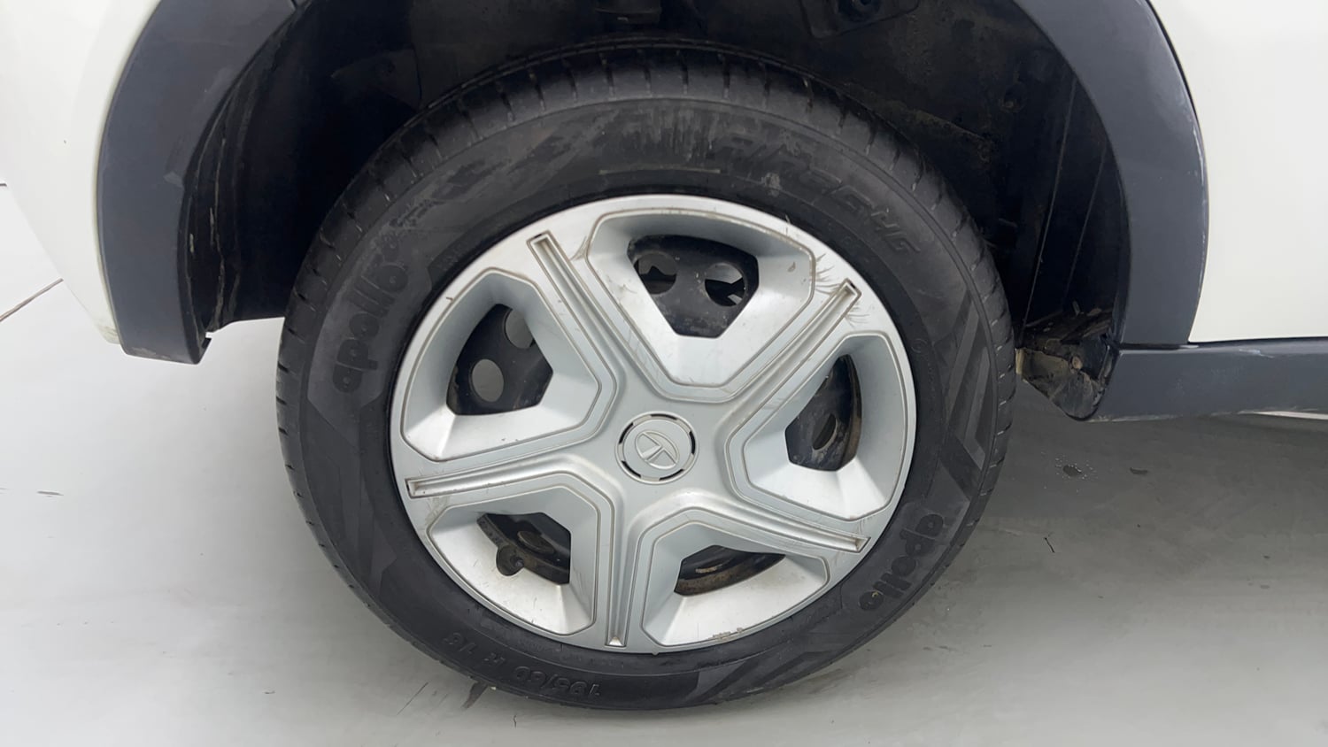 Used 2019 Tata Nexon XM Petrol Manual tyres RIGHT REAR TYRE RIM VIEW