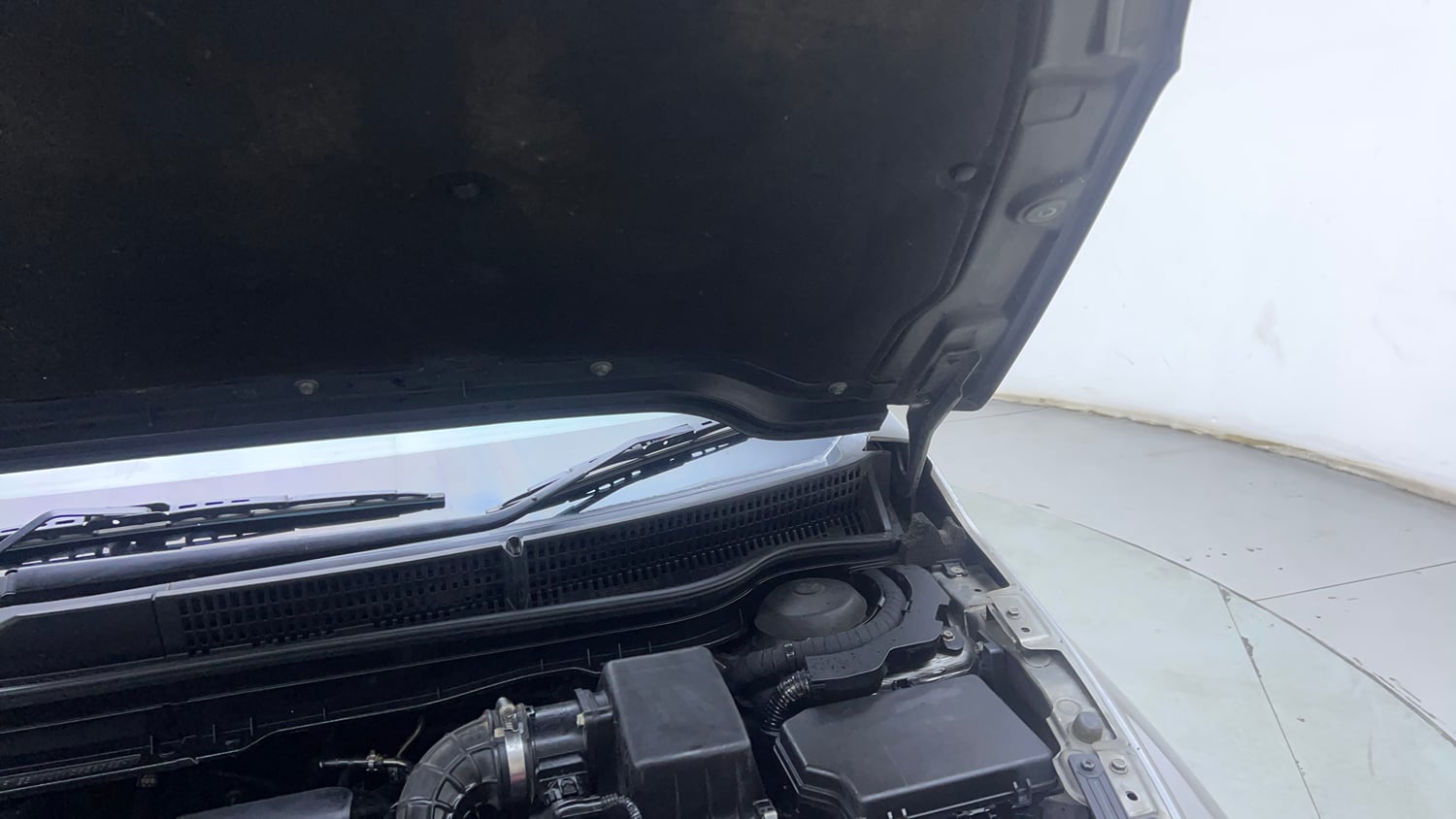 Used 2017 Maruti Suzuki S-Cross Zeta 1.3 Diesel Manual engine ENGINE LEFT SIDE HINGE & APRON VIEW