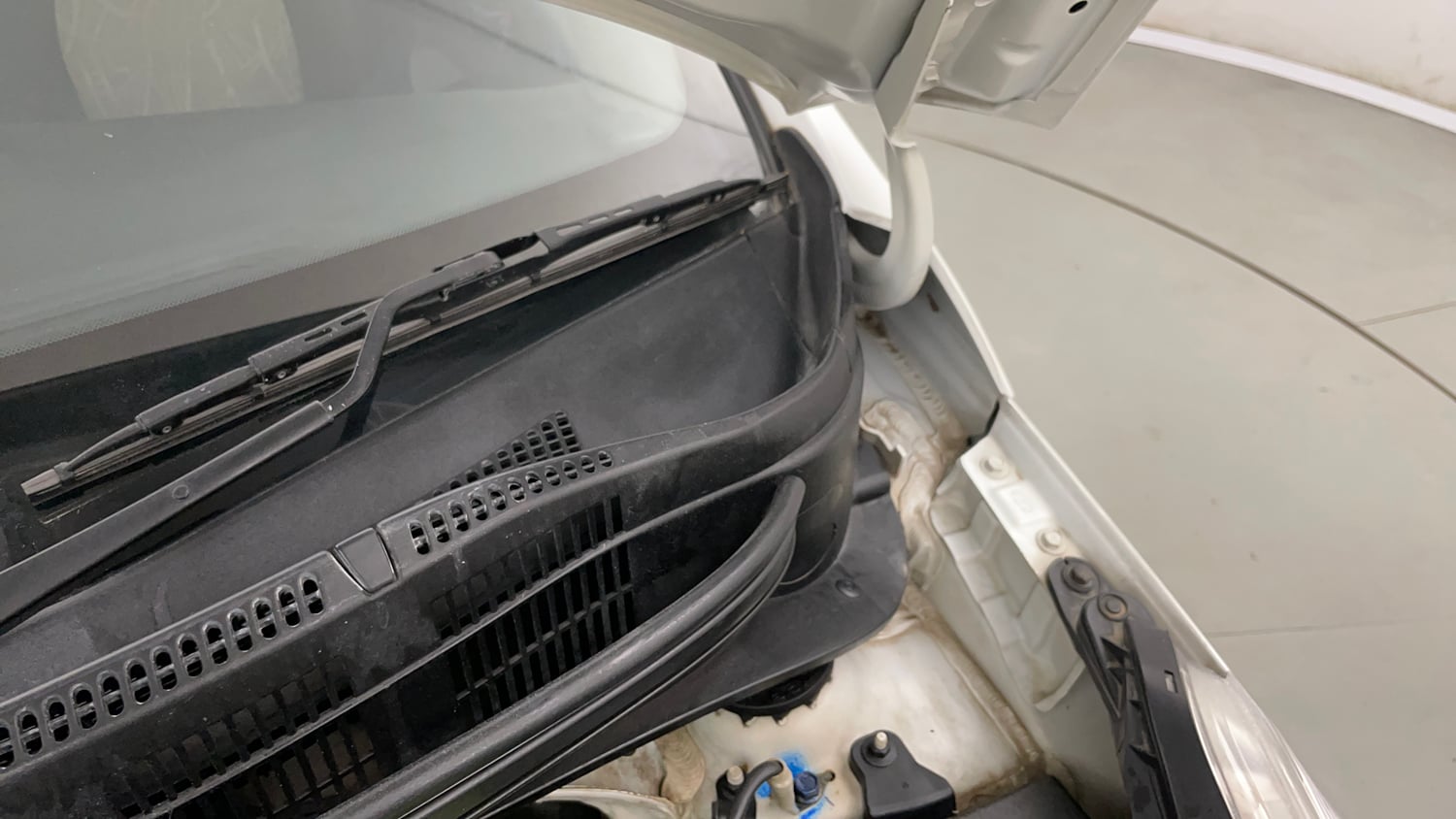 Used 2019 Hyundai Grand i10 Magna 1.2 Kappa VTVT Petrol Manual engine ENGINE LEFT SIDE HINGE & APRON VIEW