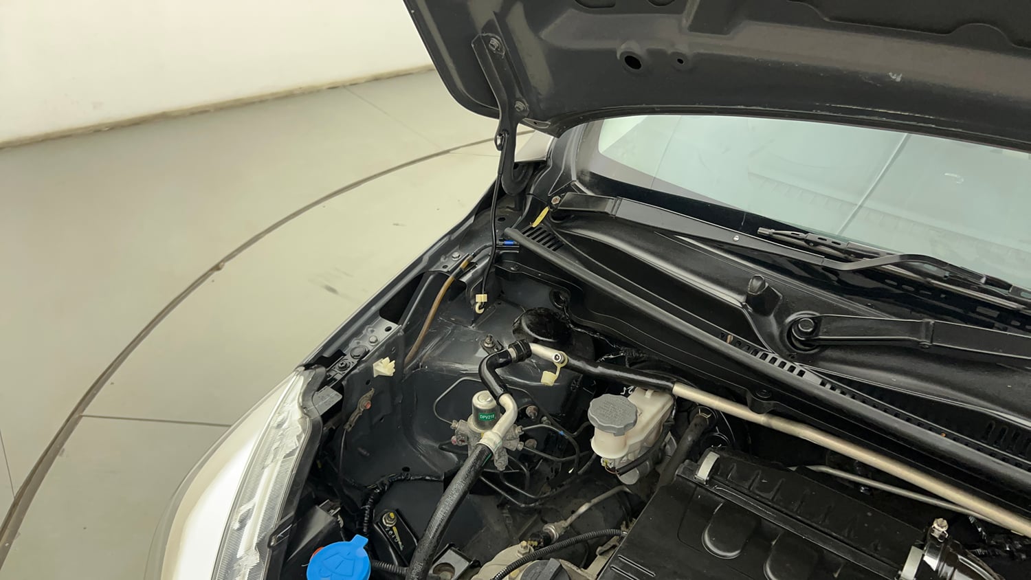 Used 2016 Maruti Suzuki Celerio VXi AMT Petrol Automatic engine ENGINE RIGHT SIDE HINGE & APRON VIEW