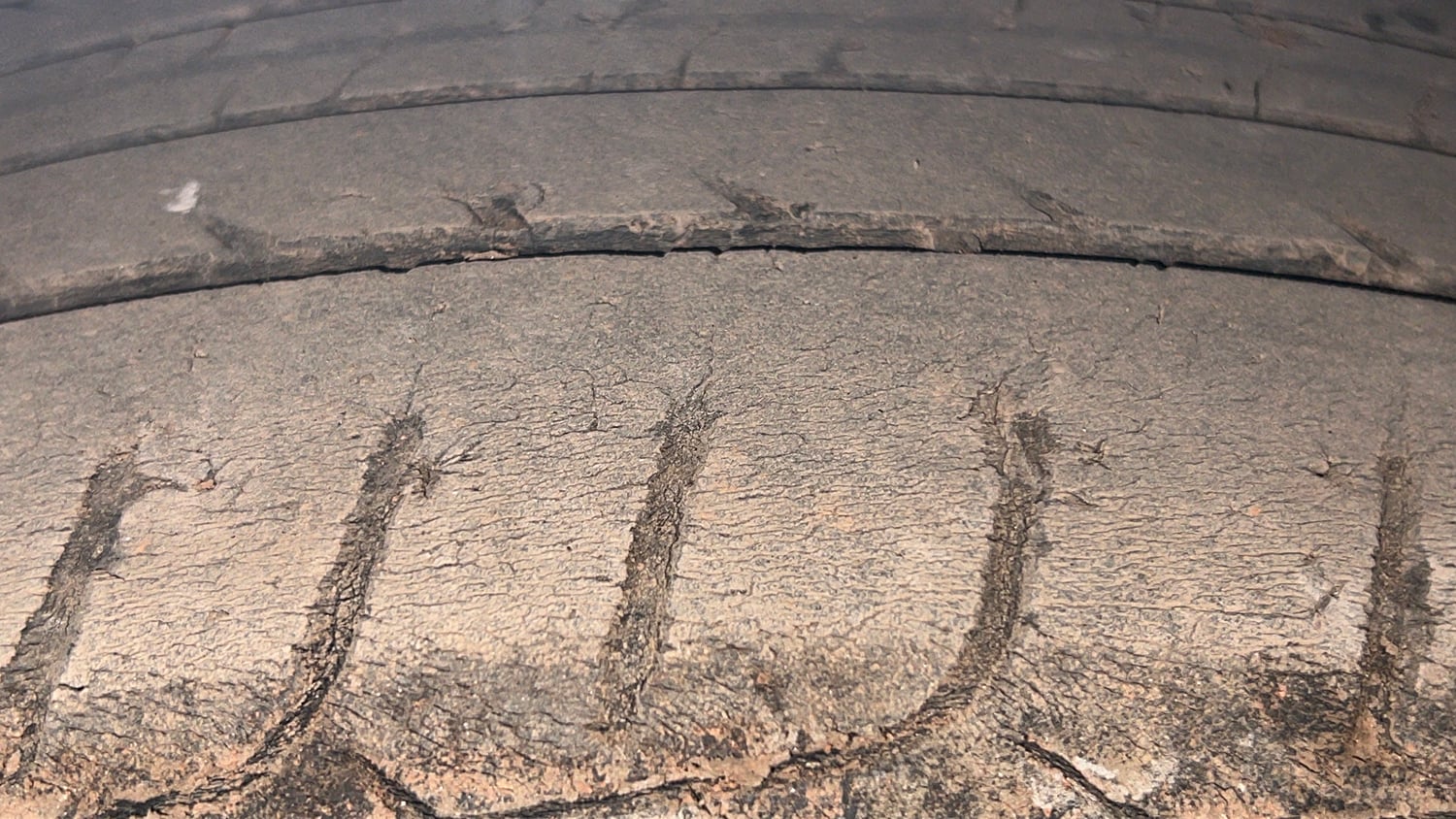Used 2023 Hyundai Verna SX (O) 1.5 Turbo Petrol MT Petrol Manual tyres LEFT FRONT TYRE TREAD VIEW
