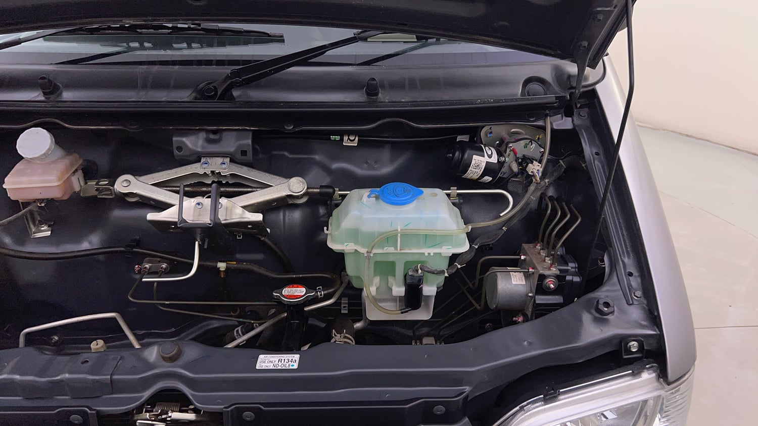 Used 2024 Maruti Suzuki Eeco 5 STR AC Petrol Manual engine ENGINE LEFT SIDE HINGE & APRON VIEW