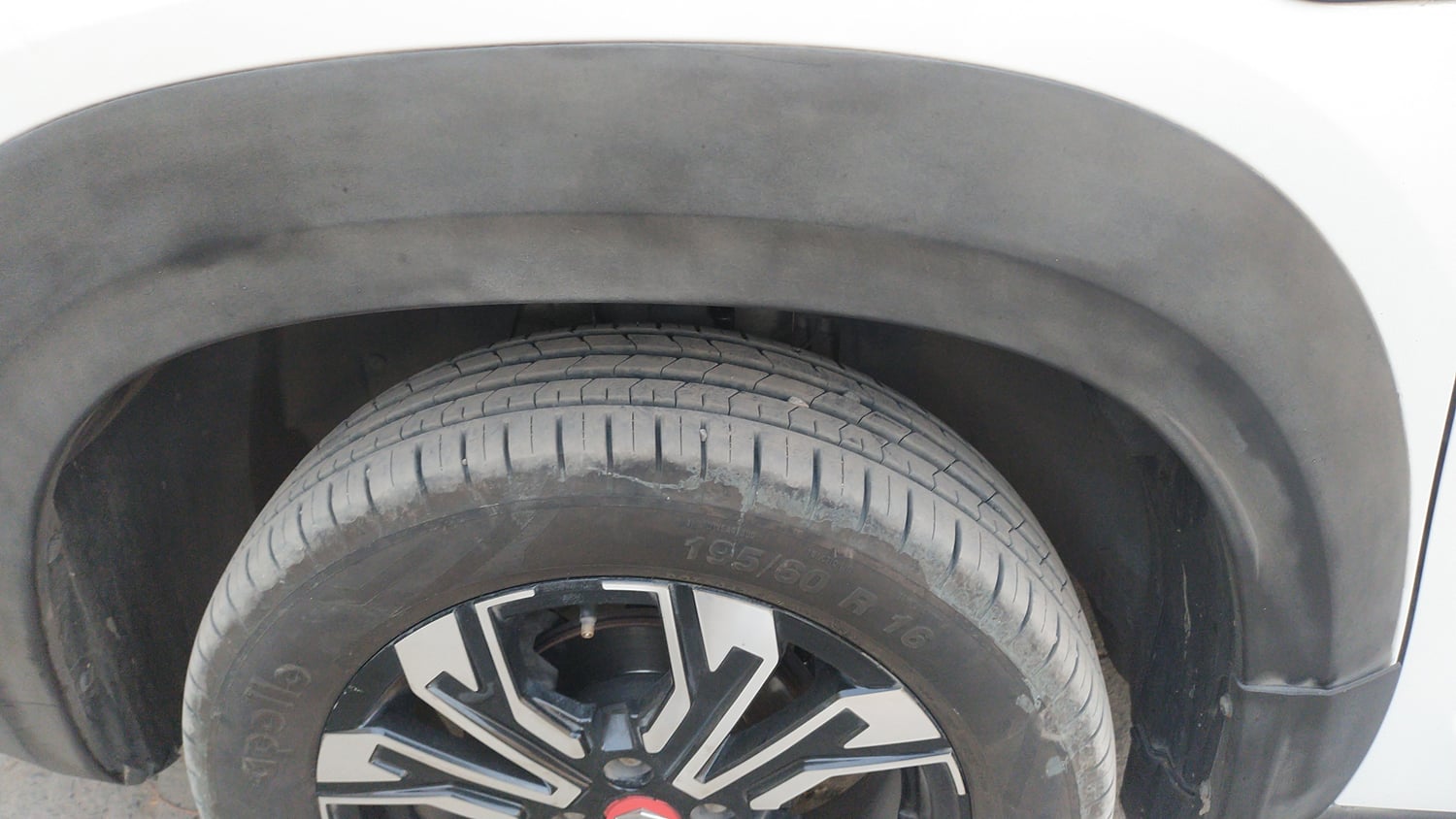 Used 2022 Renault Kiger RXZ Turbo CVT Dual Tone Petrol Automatic tyres LEFT FRONT TYRE TREAD VIEW