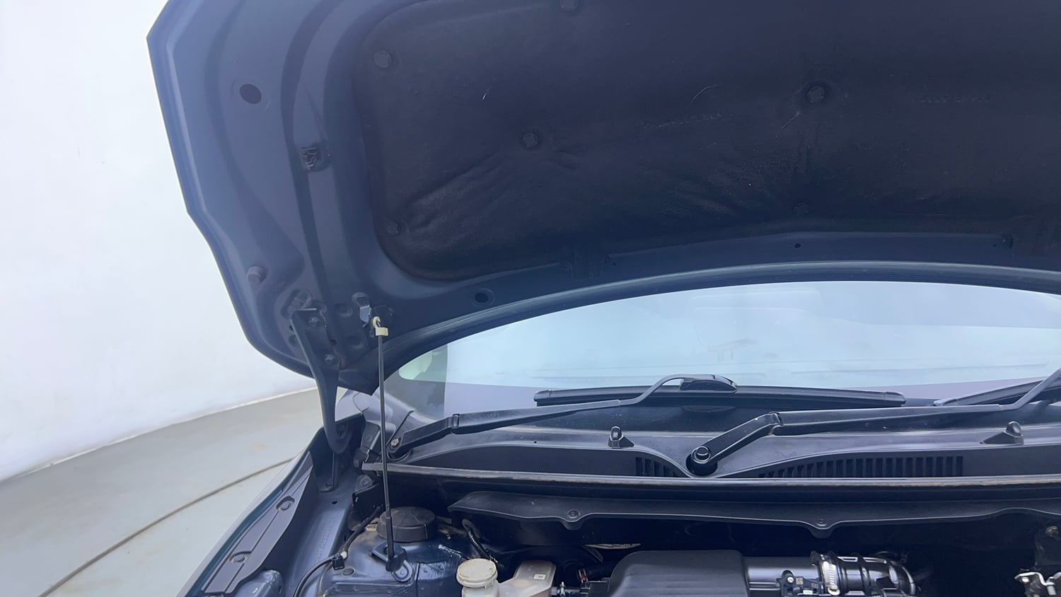 Used 2023 Maruti Suzuki Baleno Zeta MT Petrol Manual engine ENGINE RIGHT SIDE HINGE & APRON VIEW