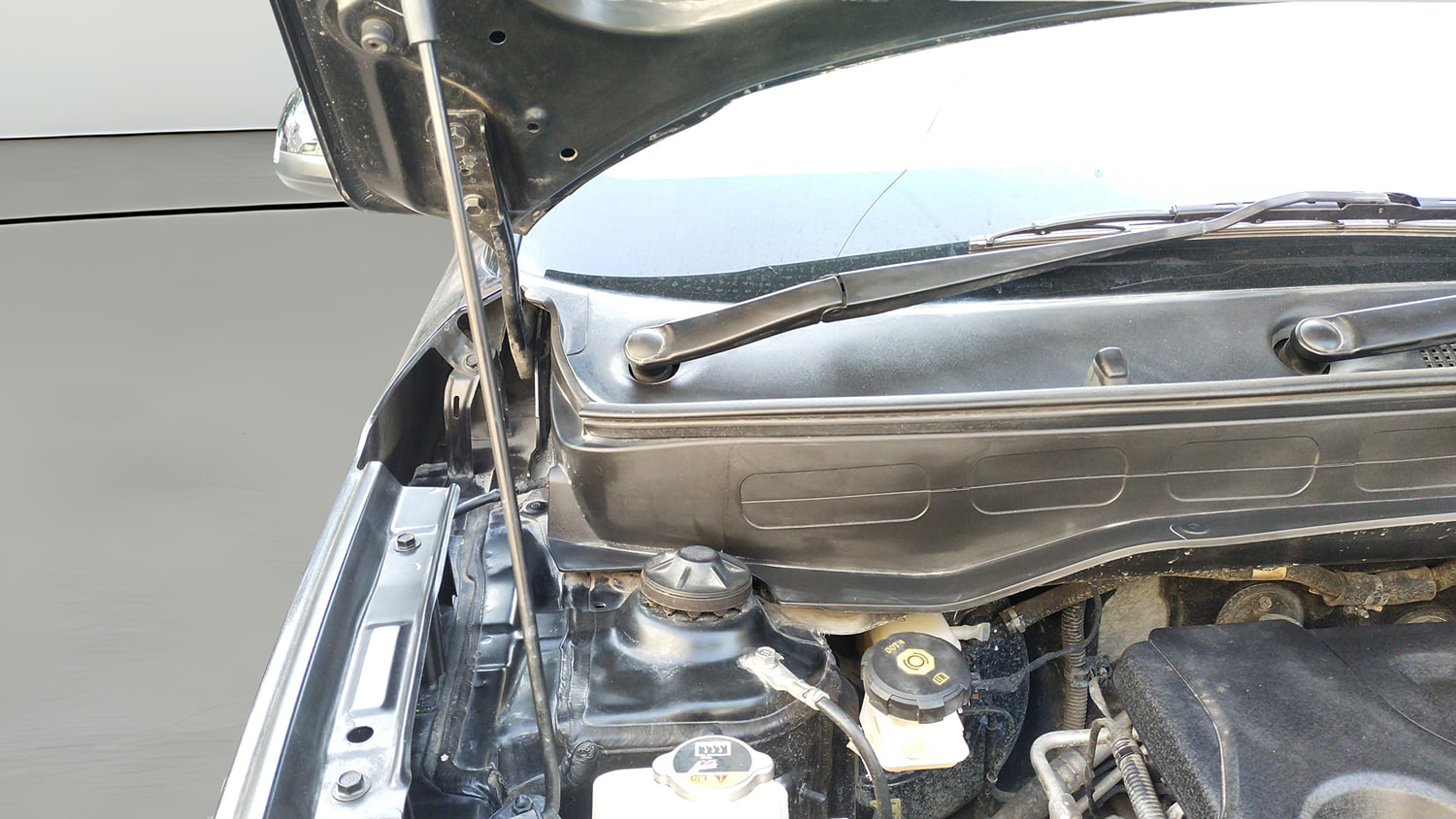 Used 2023 Hyundai Venue SX (O) 1.0 Turbo DCT Petrol Automatic engine ENGINE RIGHT SIDE HINGE & APRON VIEW