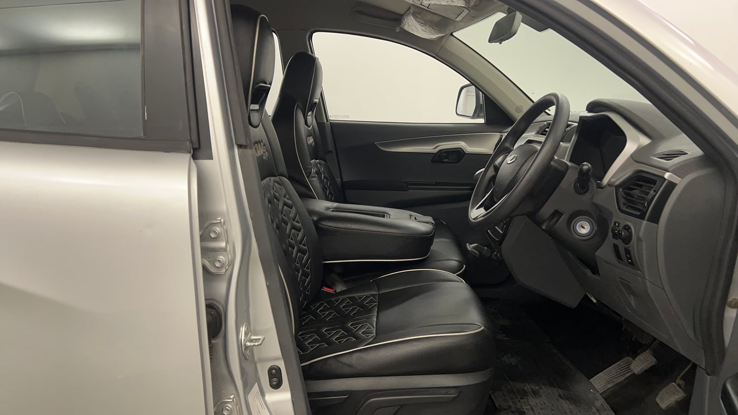 Used 2019 Mahindra KUV100 NXT K6 Plus 6 STR Petrol Manual interior RIGHT SIDE FRONT DOOR CABIN VIEW