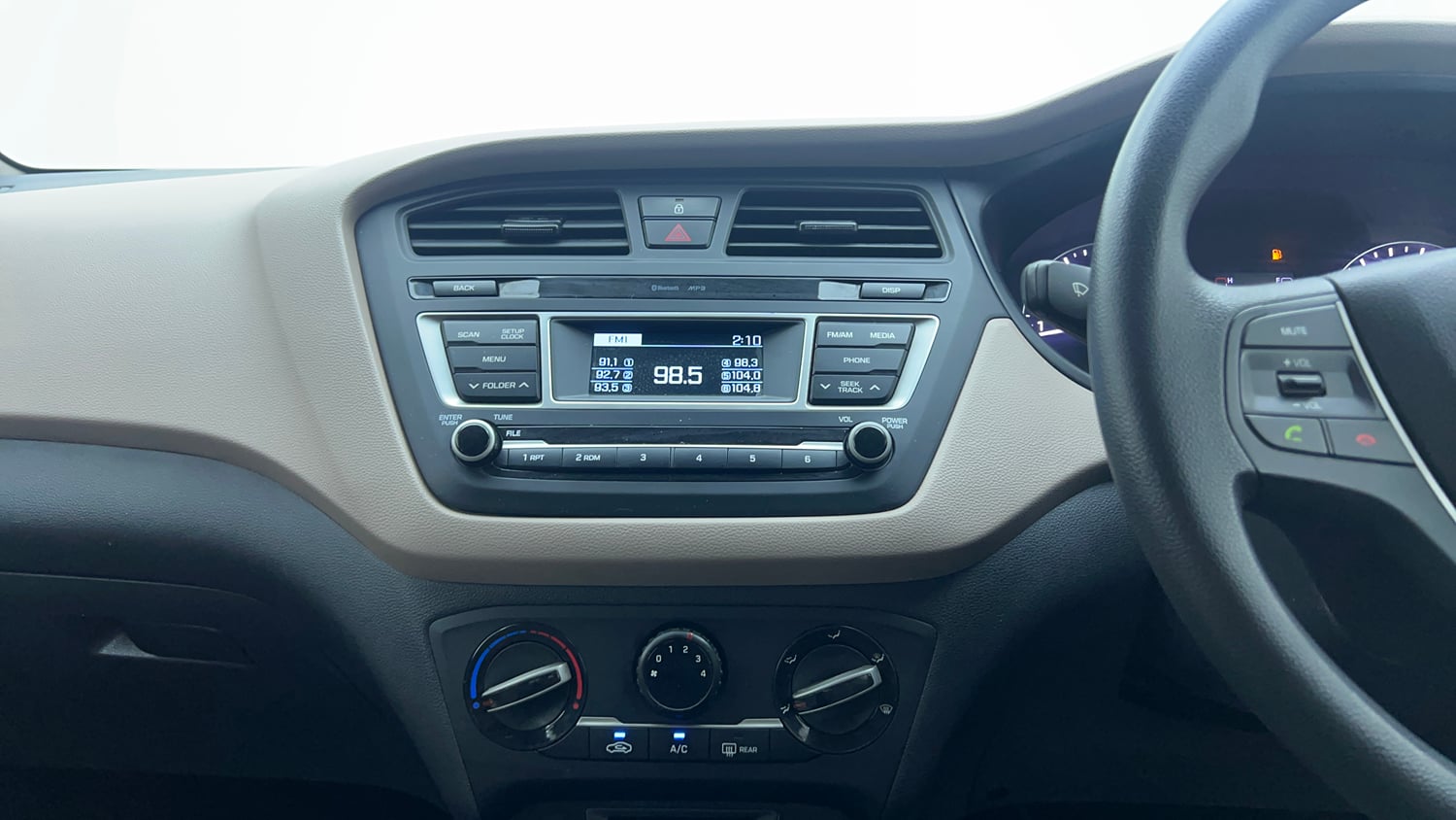 Used 2017 Hyundai Elite i20 Sportz 1.2 Petrol Manual top_features Integrated (in-dash) music system
