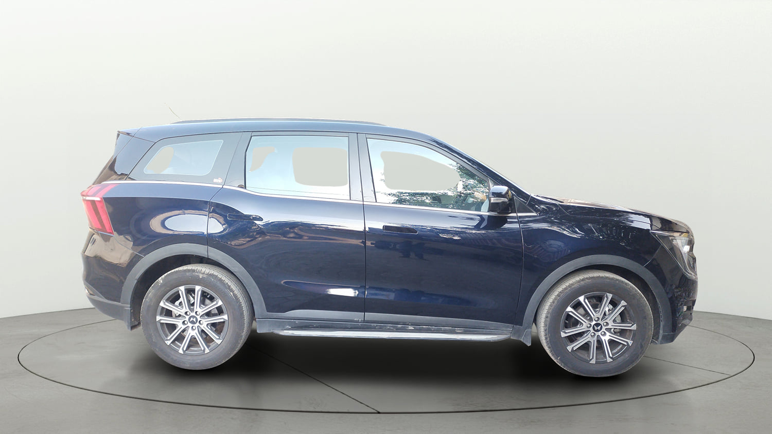 Used 2025 Mahindra XUV700 AX7 Luxury Pack Petrol AT 7 STR Petrol Automatic exterior RIGHT SIDE VIEW