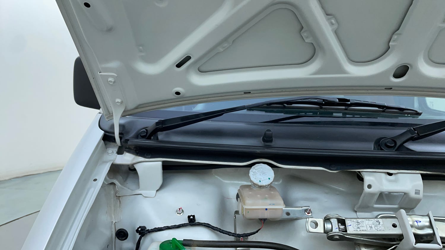 Used 2025 Maruti Suzuki Eeco 5 STR AC Petrol Manual engine ENGINE RIGHT SIDE HINGE & APRON VIEW