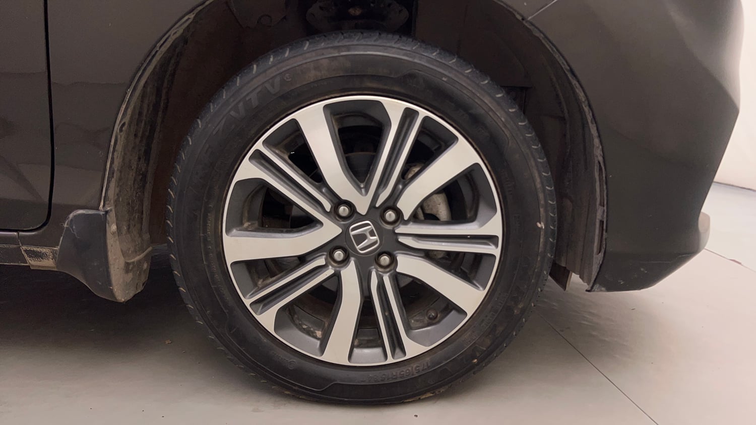 Used 2024 honda Amaze 2nd Generation VX 1.2 Petrol CVT Petrol Automatic tyres RIGHT FRONT TYRE RIM VIEW