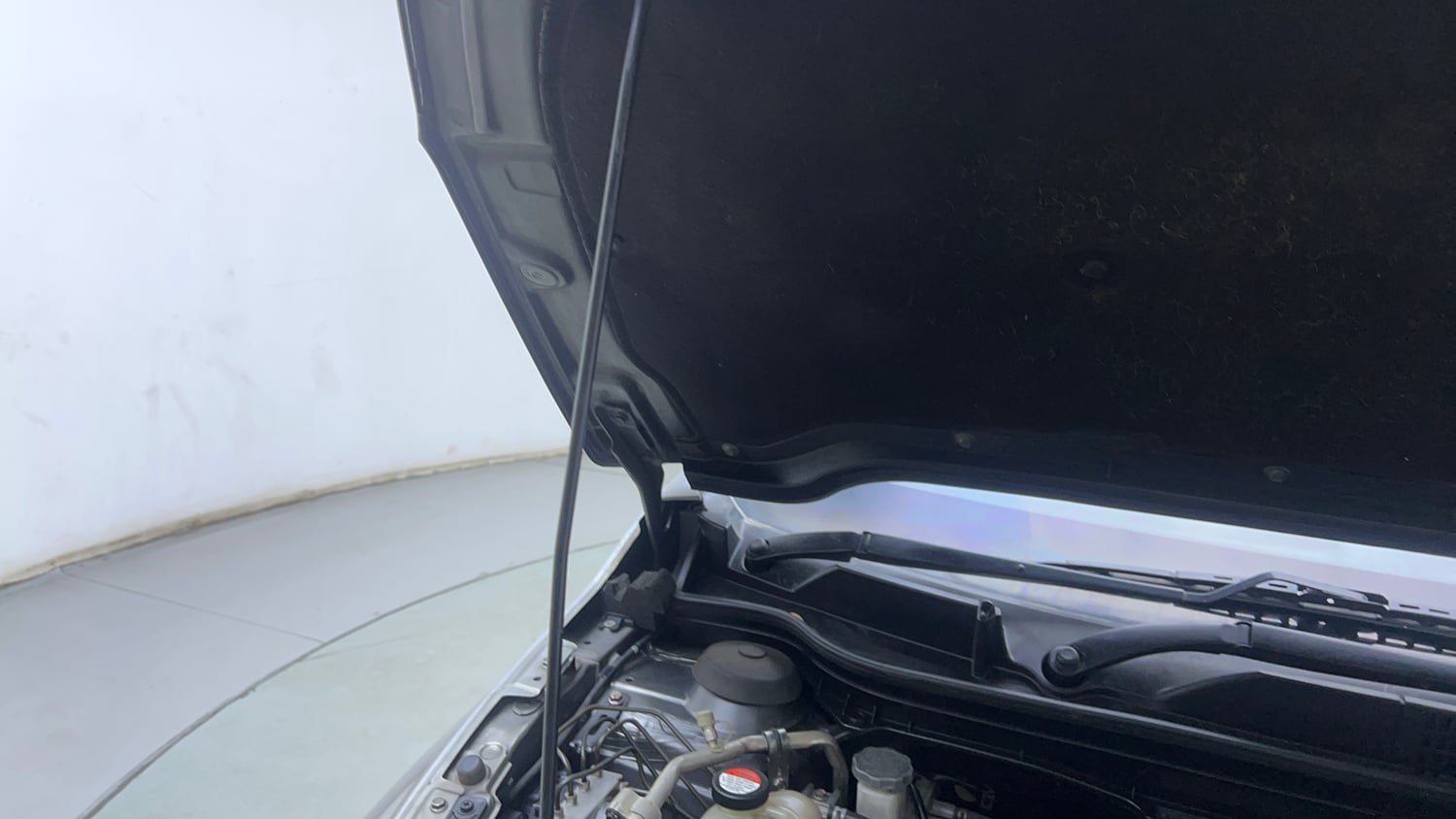 Used 2017 Maruti Suzuki S-Cross Zeta 1.3 Diesel Manual engine ENGINE RIGHT SIDE HINGE & APRON VIEW