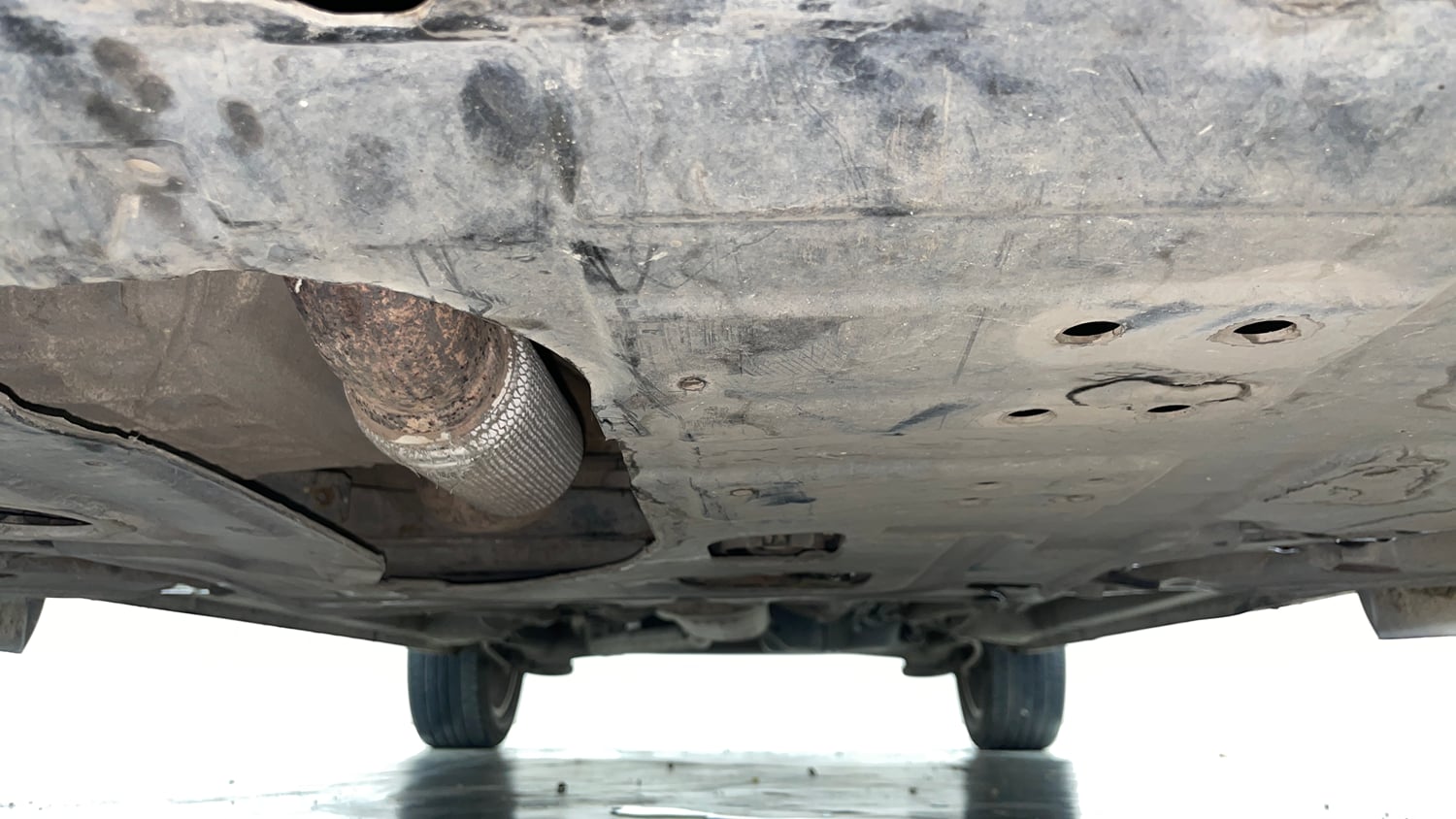 Used 2021 Mahindra XUV 300 W8 (O) 1.2 Petrol AMT Petrol Automatic extra FRONT LEFT UNDERBODY VIEW