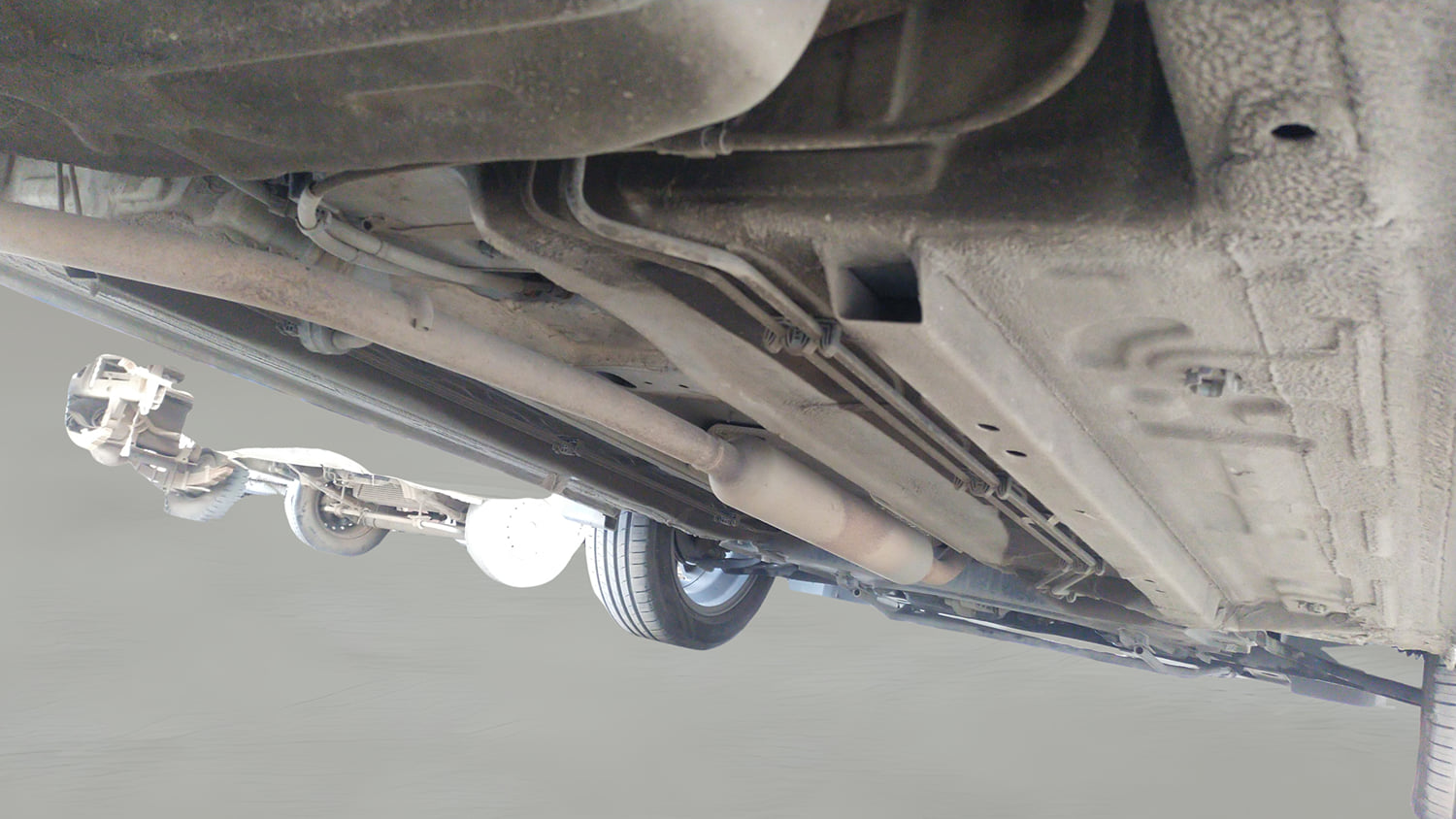 Used 2022 Renault Kiger RXZ Turbo CVT Dual Tone Petrol Automatic extra REAR RIGHT UNDERBODY VIEW