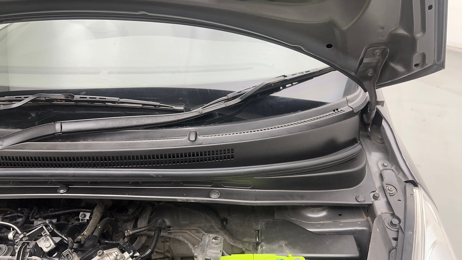 Used 2015 Hyundai i10 Magna 1.1 iRDE2 Petrol Manual engine ENGINE LEFT SIDE HINGE & APRON VIEW