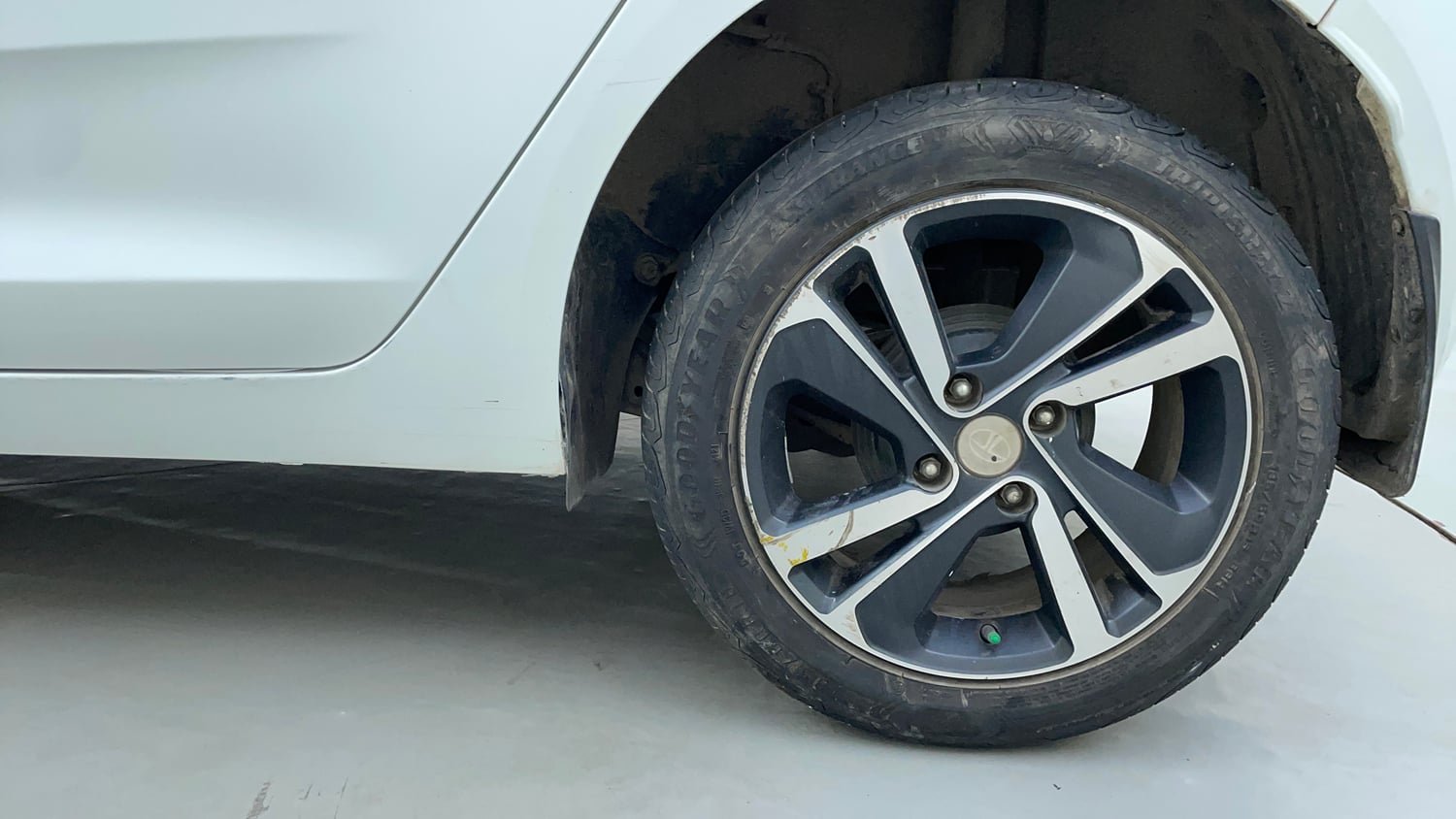 Used 2022 Tata Altroz XZ Plus Petrol Petrol Manual tyres LEFT REAR TYRE RIM VIEW