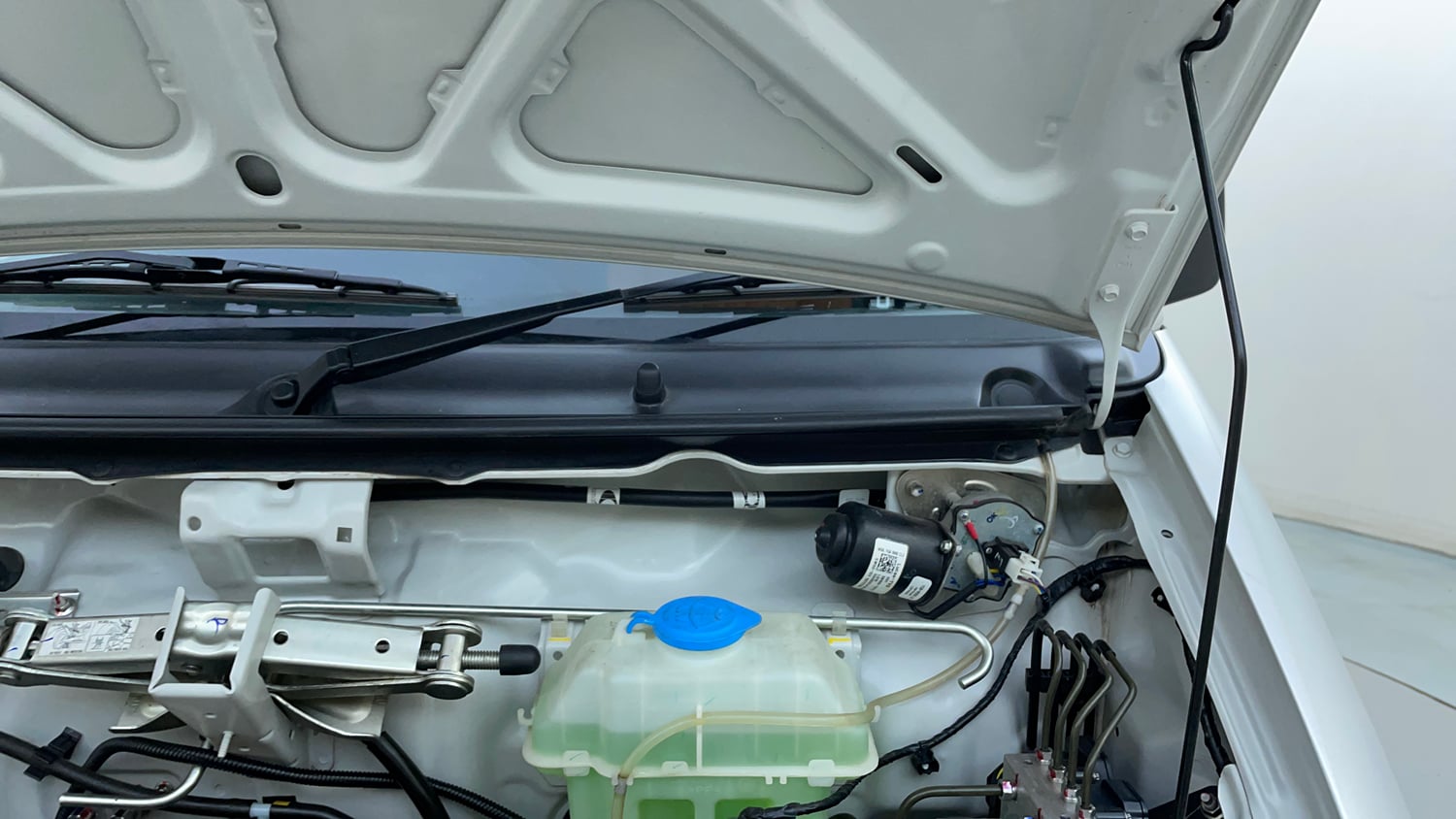 Used 2025 Maruti Suzuki Eeco 5 STR AC Petrol Manual engine ENGINE LEFT SIDE HINGE & APRON VIEW
