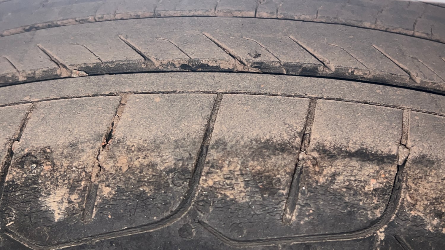 Used 2023 Hyundai Verna SX (O) 1.5 Turbo Petrol MT Petrol Manual tyres LEFT REAR TYRE TREAD VIEW