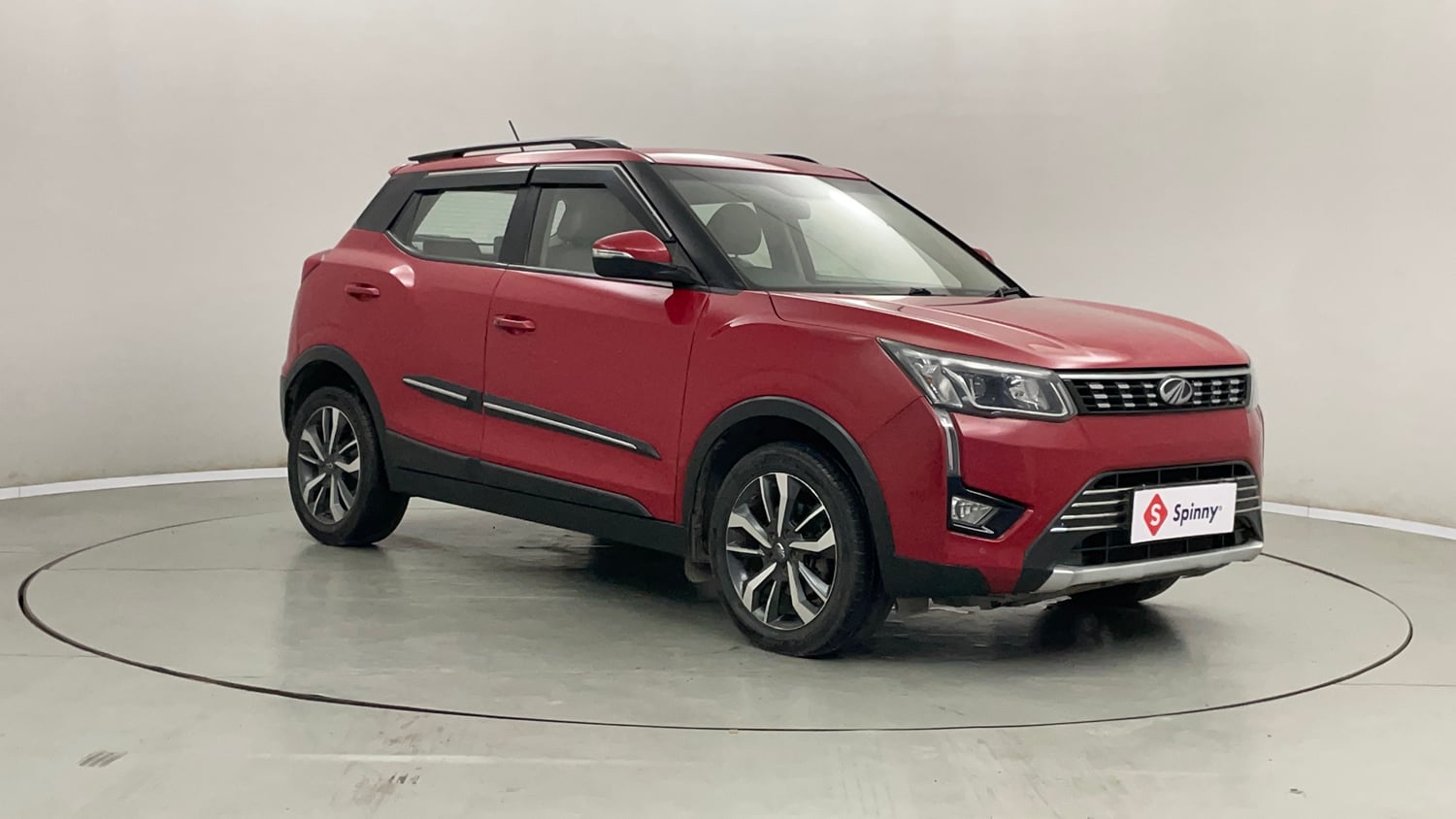 Used 2021 Mahindra XUV 300 W8 (O) 1.2 Petrol AMT Petrol Automatic exterior RIGHT FRONT CORNER VIEW