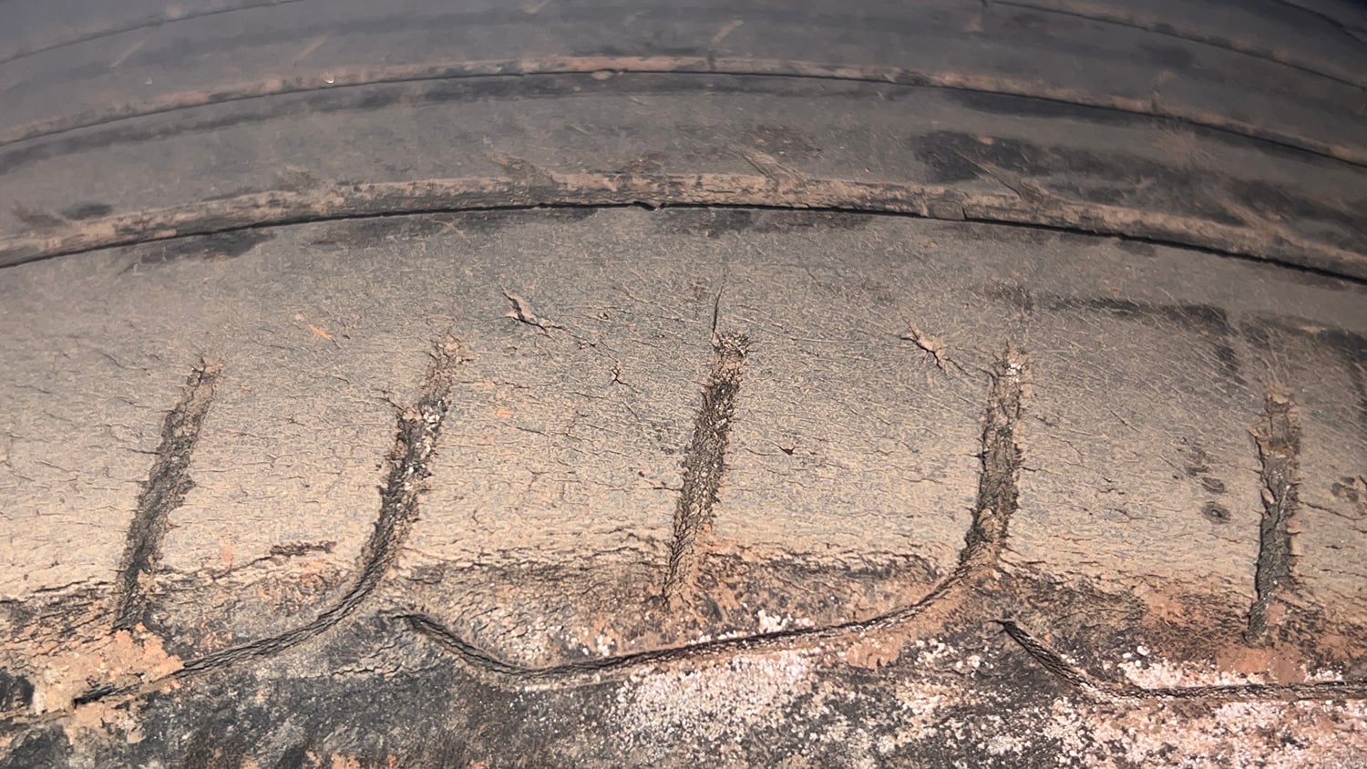 Used 2023 Hyundai Verna SX (O) 1.5 Turbo Petrol MT Petrol Manual tyres RIGHT FRONT TYRE TREAD VIEW