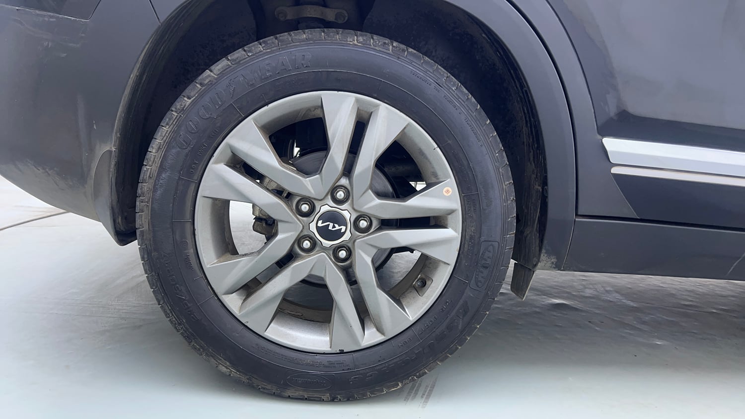 Used 2023 kia Seltos HTX 1.5 IVT Petrol Automatic tyres RIGHT REAR TYRE RIM VIEW