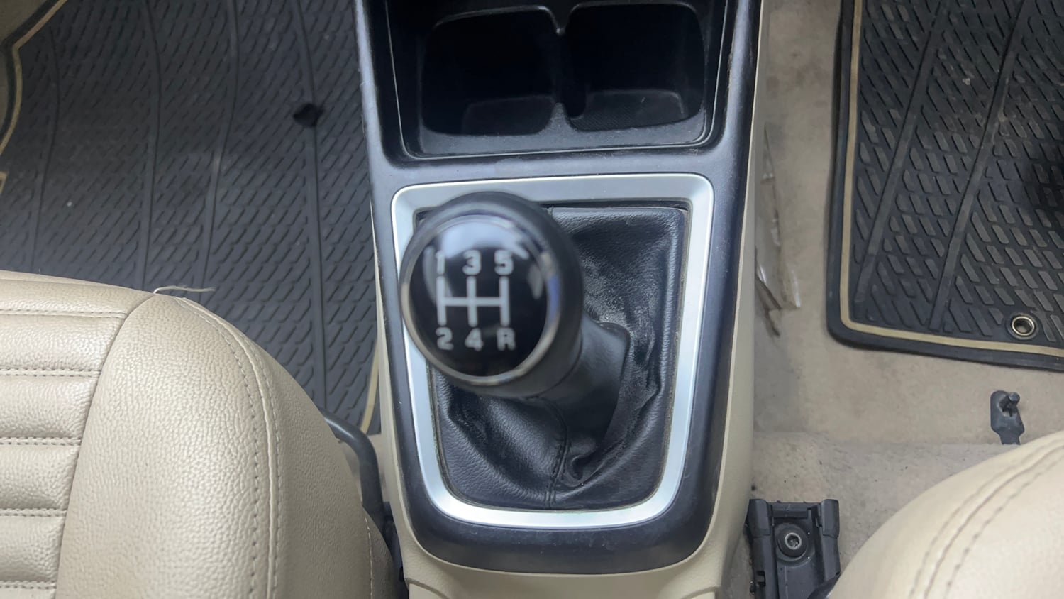 Used 2018 Maruti Suzuki Dzire ZXi Petrol Manual interior GEAR  KNOB VIEW