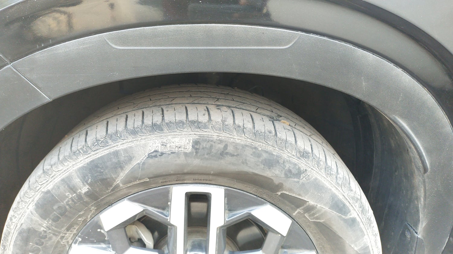 Used 2023 Hyundai Venue SX (O) 1.0 Turbo DCT Petrol Automatic tyres LEFT FRONT TYRE TREAD VIEW