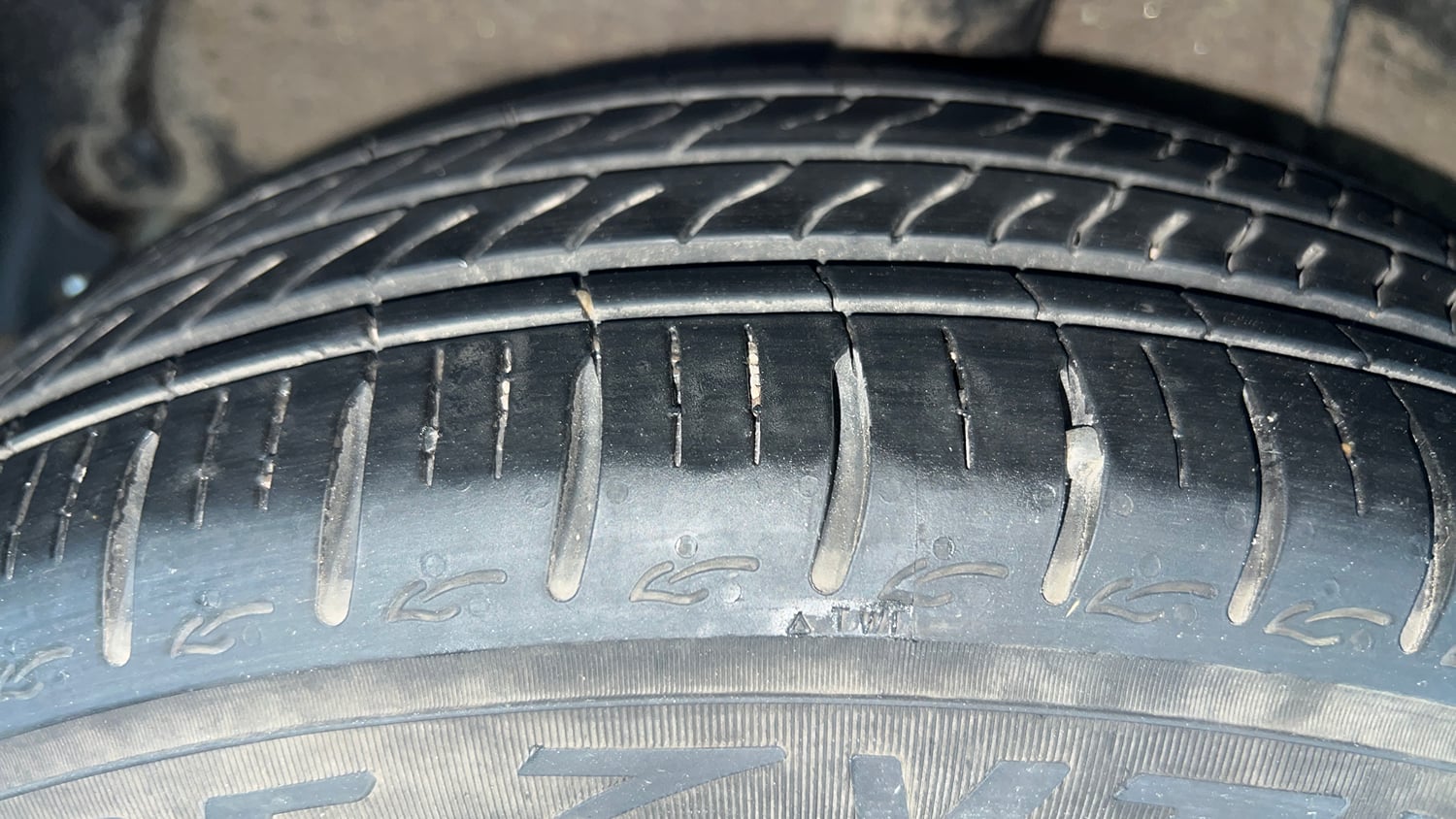 Used 2024 Hyundai Aura SX 1.2 CNG Cng Manual tyres RIGHT REAR TYRE TREAD VIEW