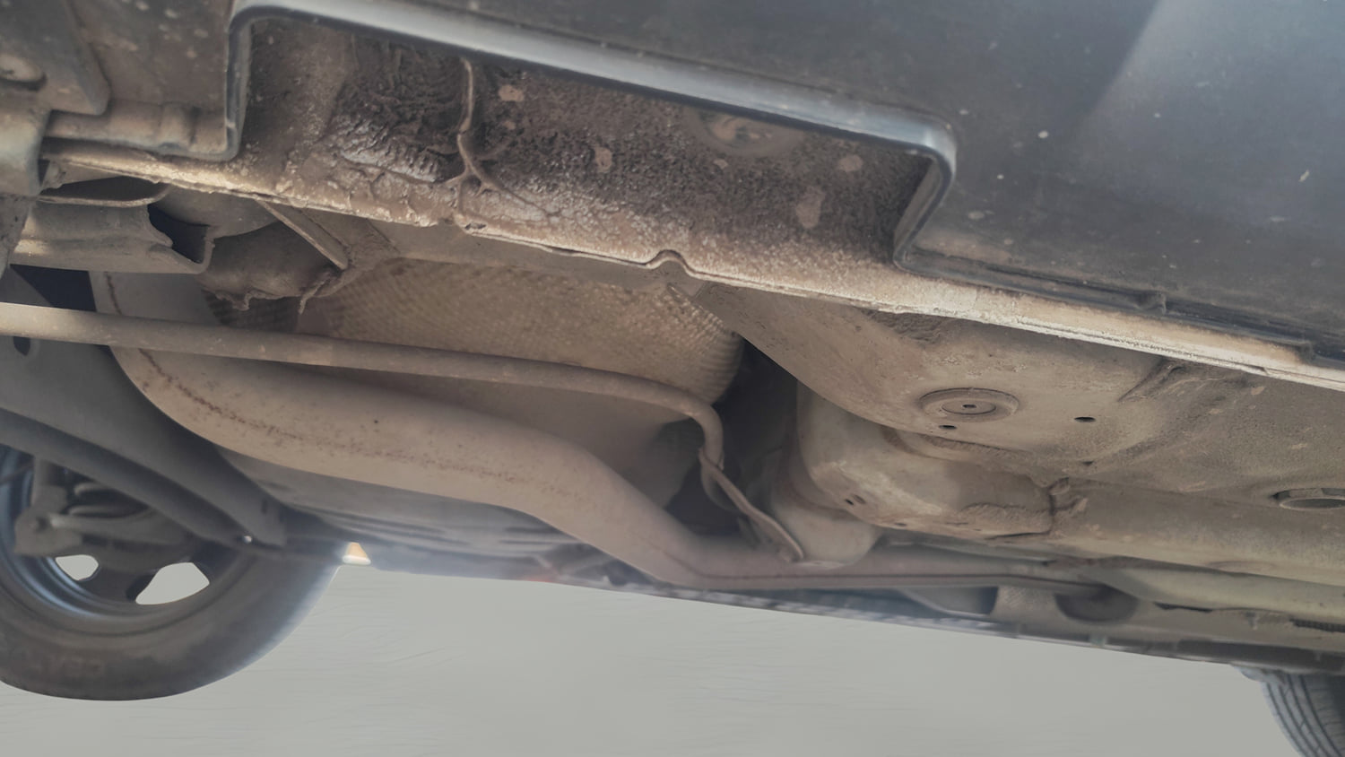 Used 2023 Hyundai Venue S (O) 1.0 Turbo DCT Petrol Automatic extra REAR RIGHT UNDERBODY VIEW