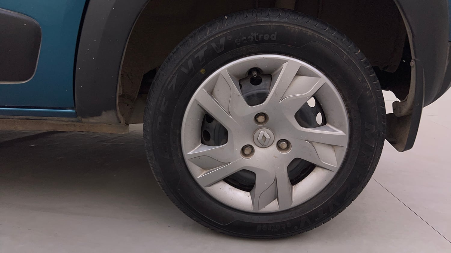 Used 2020 Renault Kwid RXT 1.0 Opt Petrol Manual tyres LEFT REAR TYRE RIM VIEW